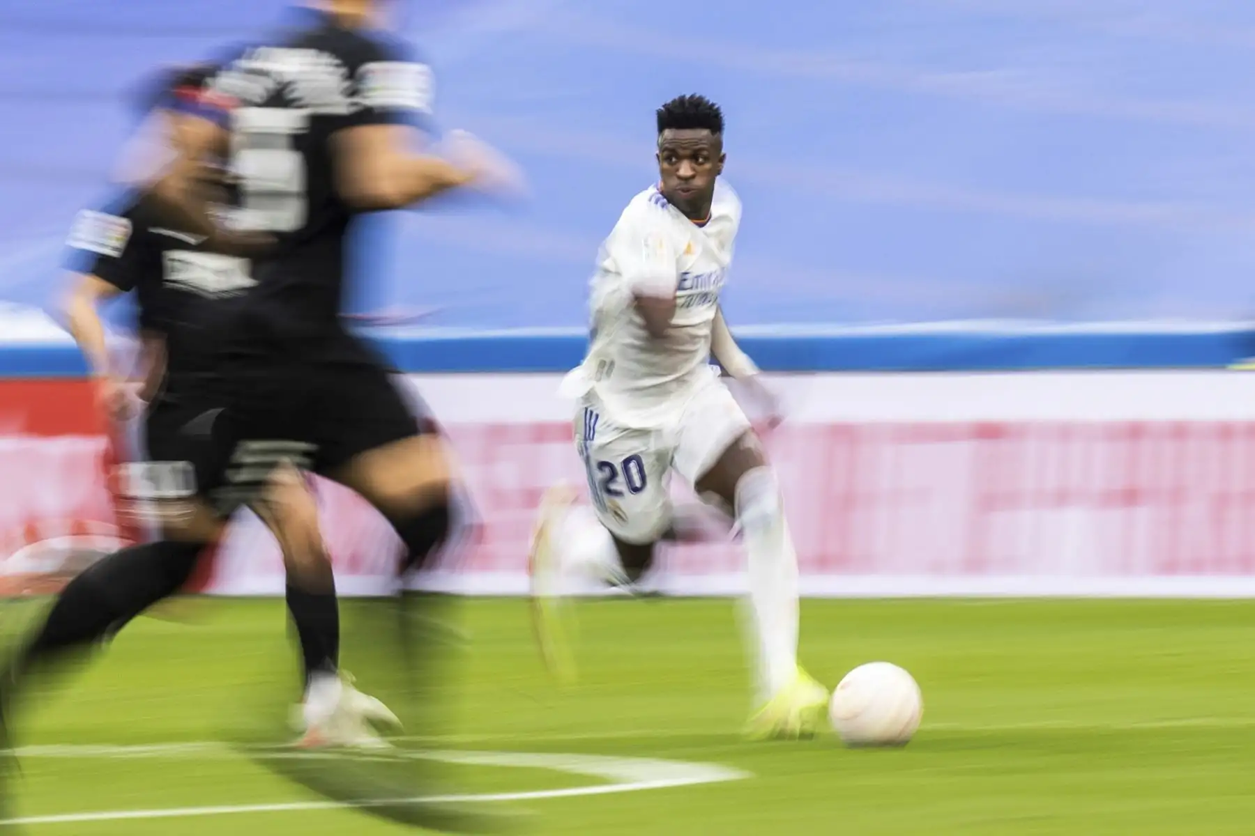 El delantero brasileño del Real Madrid Vinicius Jr, dirge el balón durante el partido ante el Elche por La Liga Santandere, en el estadio Santiago Bernabéu. Foto: EFE