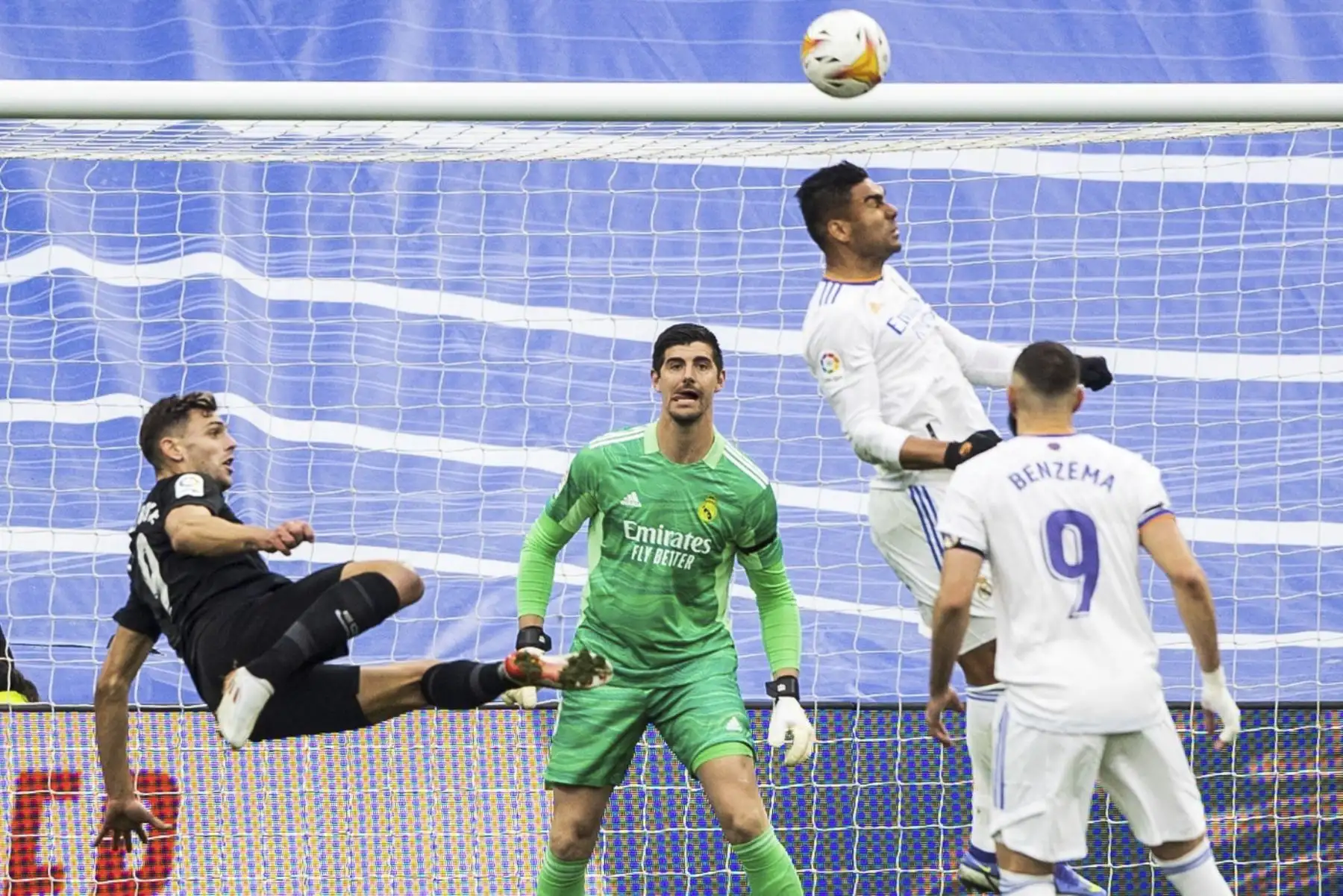 El delantero argentino del Elche, Lucas Boyé, en acción frente a la portería del Madrid durante el partido de La Liga Santander. Foto: EFE