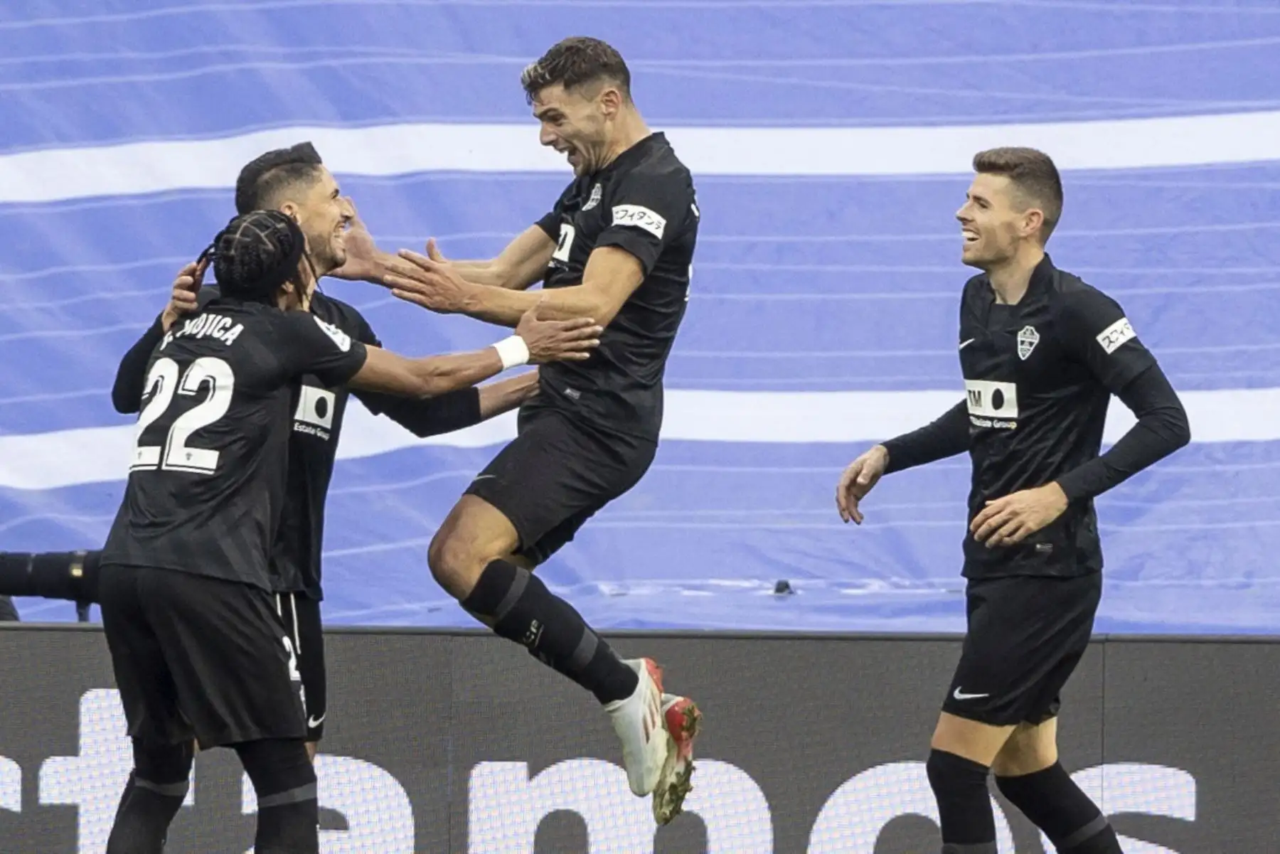 El delantero argentino del Elche, Lucas Boyé, celebra su gol contra el Real Madrid durante el partido de LaLiga, en el estadio Santiago Bernabéu. Foto: EFE