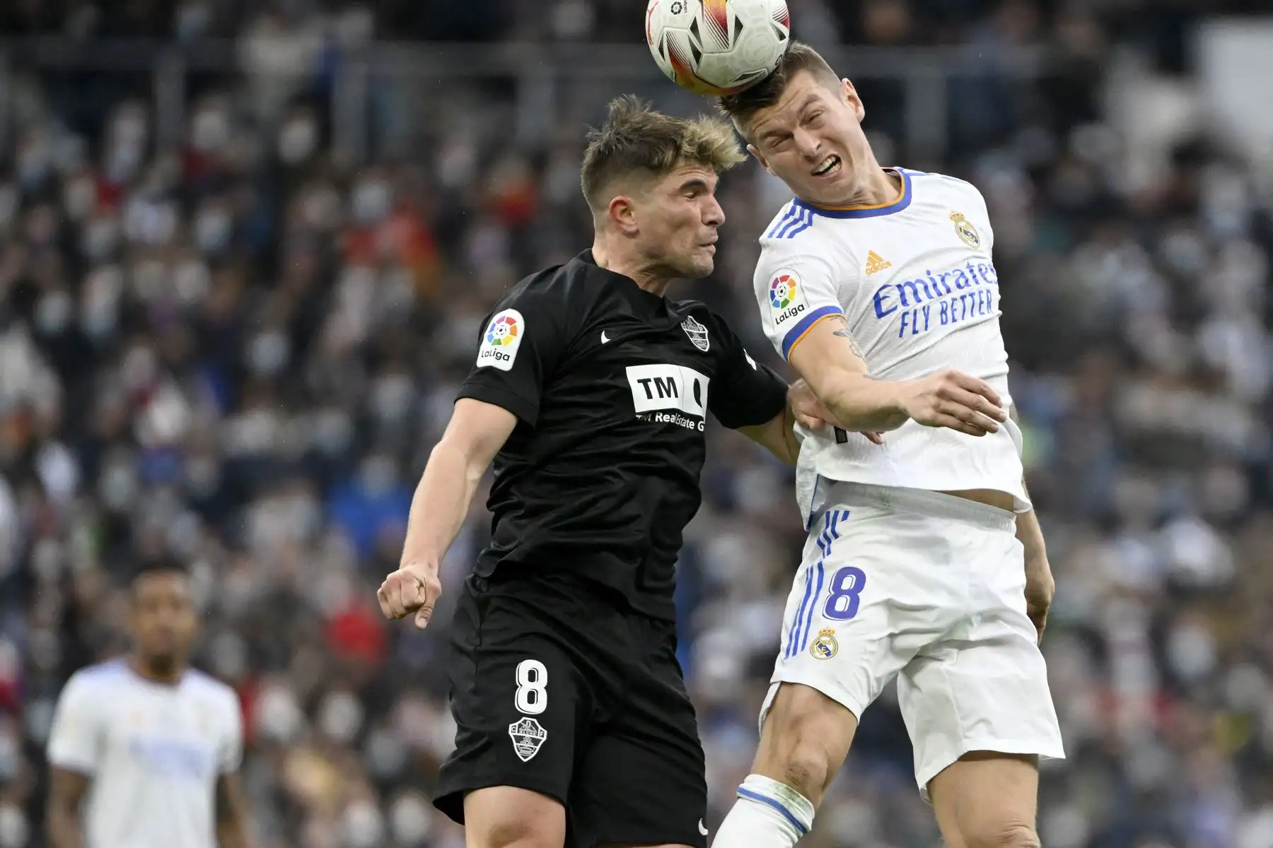 El mediocampista español del Elche, Raúl Guti, compite con el centrocampista alemán del Real Madrid, Toni Kroos, durante el partido de la liga española. Foto: AFP
