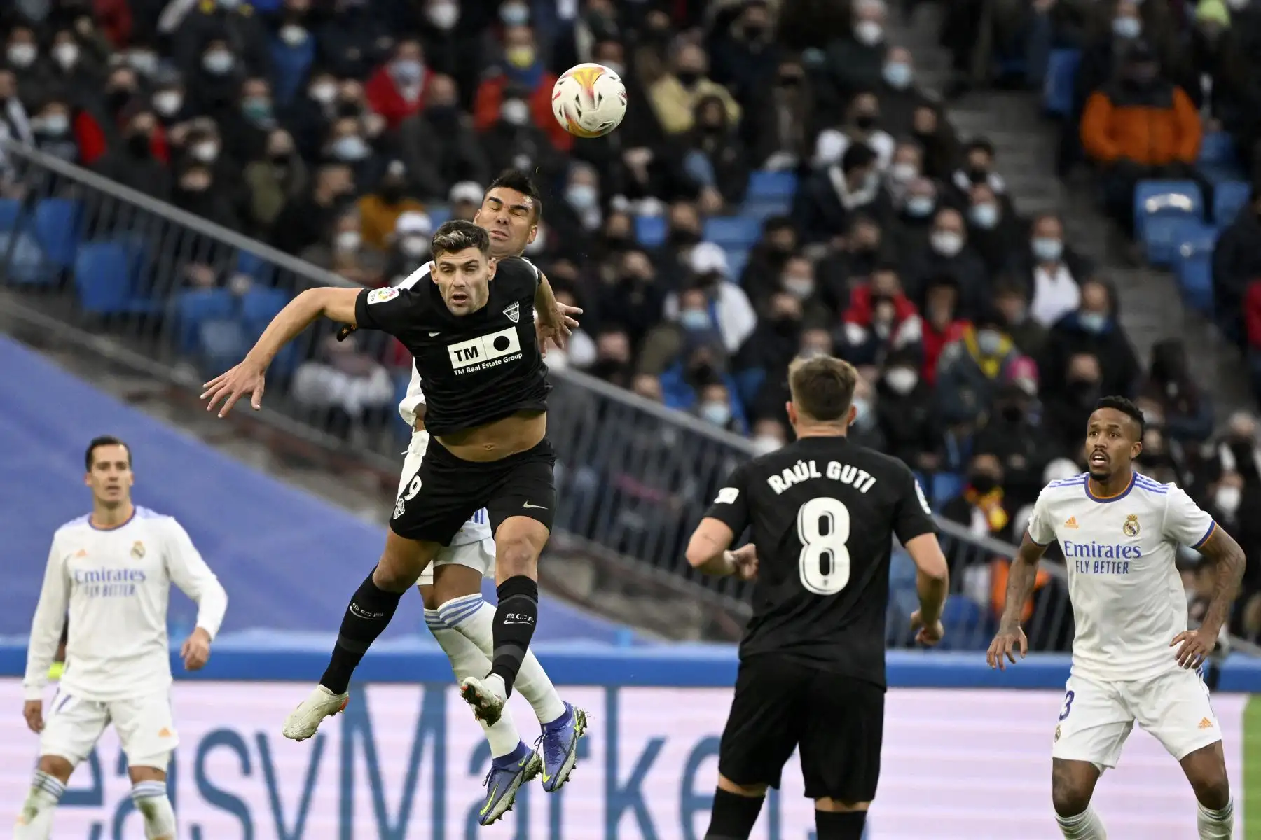 El delantero argentino de Elche, Lucas Boye, compite con el centrocampista brasileño del Real Madrid, Casemiro, durante el partido de la liga española. Foto: AFP