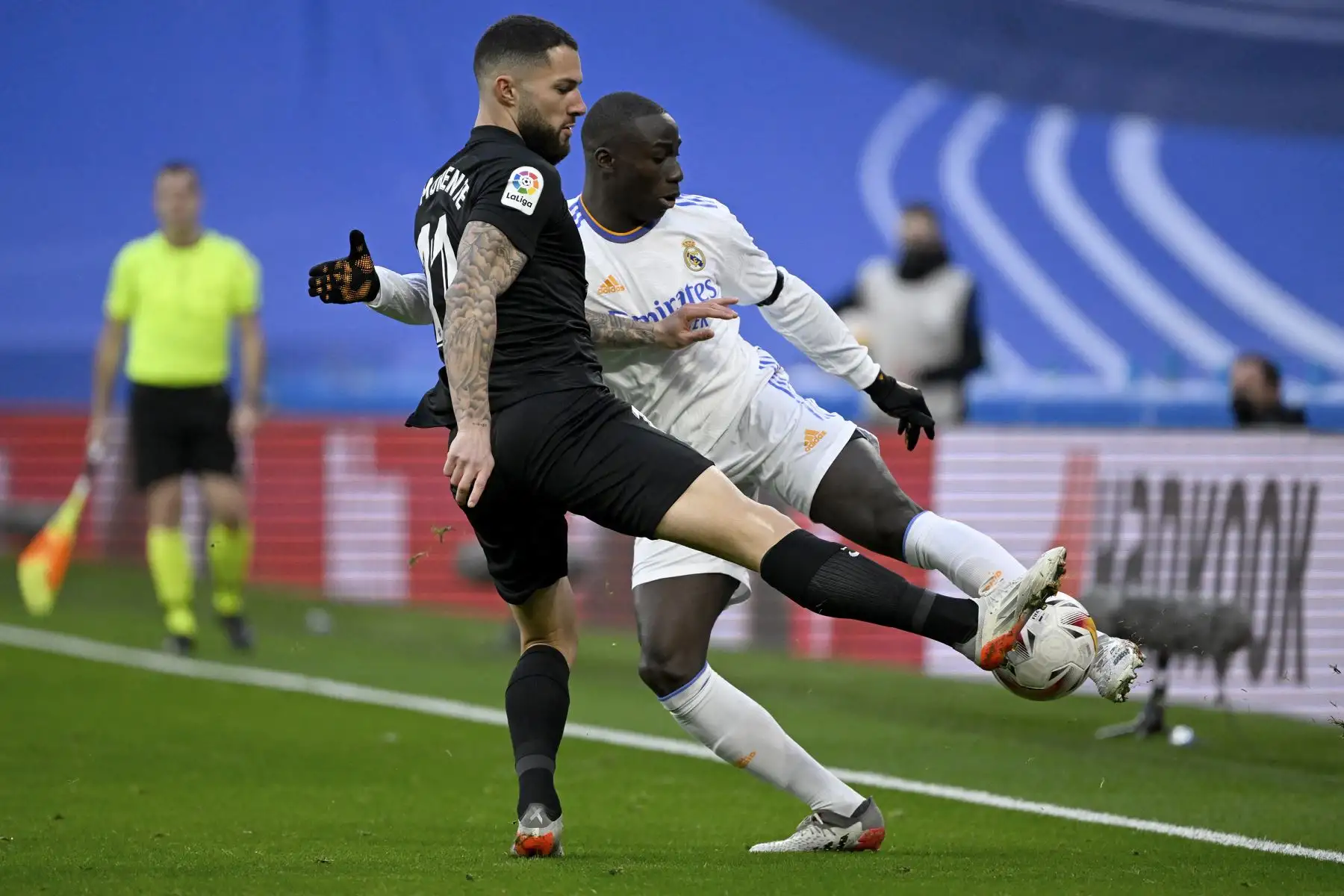 El centrocampista español de Elche, Tete Morente, compite con el defensor francés del Real Madrid, Ferland Mendy, durante el partido de la liga española. Foto: AFP