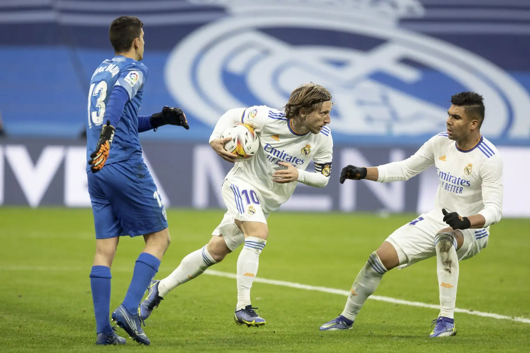 El delantero croata del Real Madrid, Luka Modric, marca el 2-2 ante el Elche durante el partido de La Liga, en el estadio Santiago Bernabéu. Foto: EFE