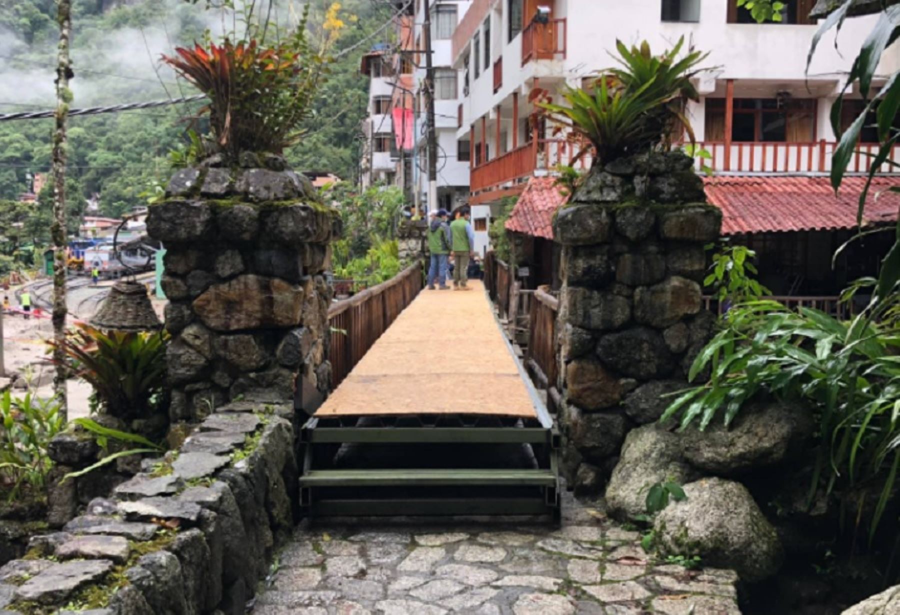 La Municipalidad Distrital de Machu Picchu informó que, a través del su Área de Mantenimiento, rehabilitó con infraestructura metálica el puente peatonal de madera destruido parcialmente por el huaico que cayó el viernes último. Ello con el objetivo de garantizar el tránsito seguro de turistas nacionales y extranjeros, así como de la población local.