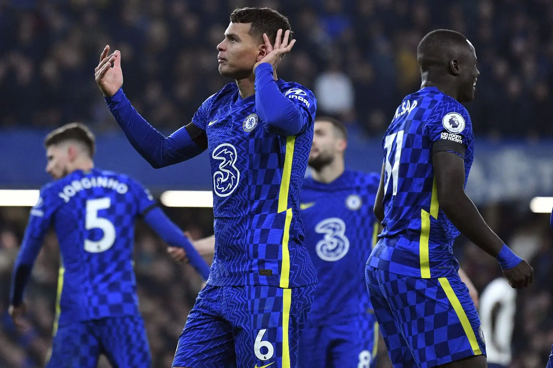 El defensa brasileño del Chelsea, Thiago Silva, celebra después de marcar el segundo gol ante el Tottenham durante el partido de la Premier League. Foto: AFP