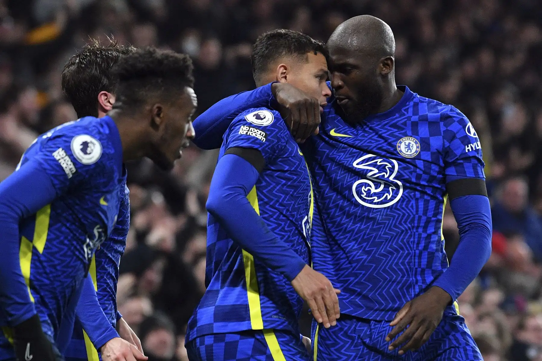 El defensor brasileño del Chelsea, Thiago Silva, celebra tras marcar el segundo gol de su equipo con su compañero Romelu Lukaku durante el partido de la Premier League. Foto: AFP