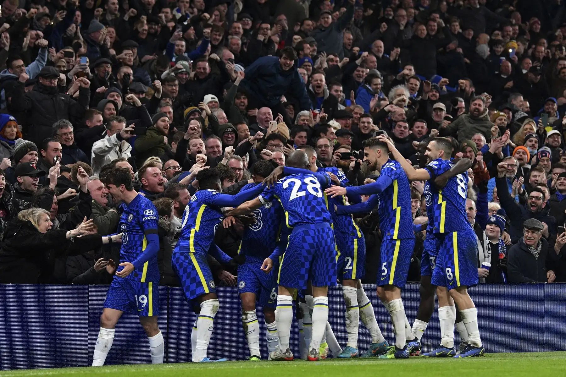 El defensa brasileño del Chelsea, Thiago Silva, celebra después de marcar el segundo gol ante el Tottenham durante el partido de la Premier League. Foto: AFP