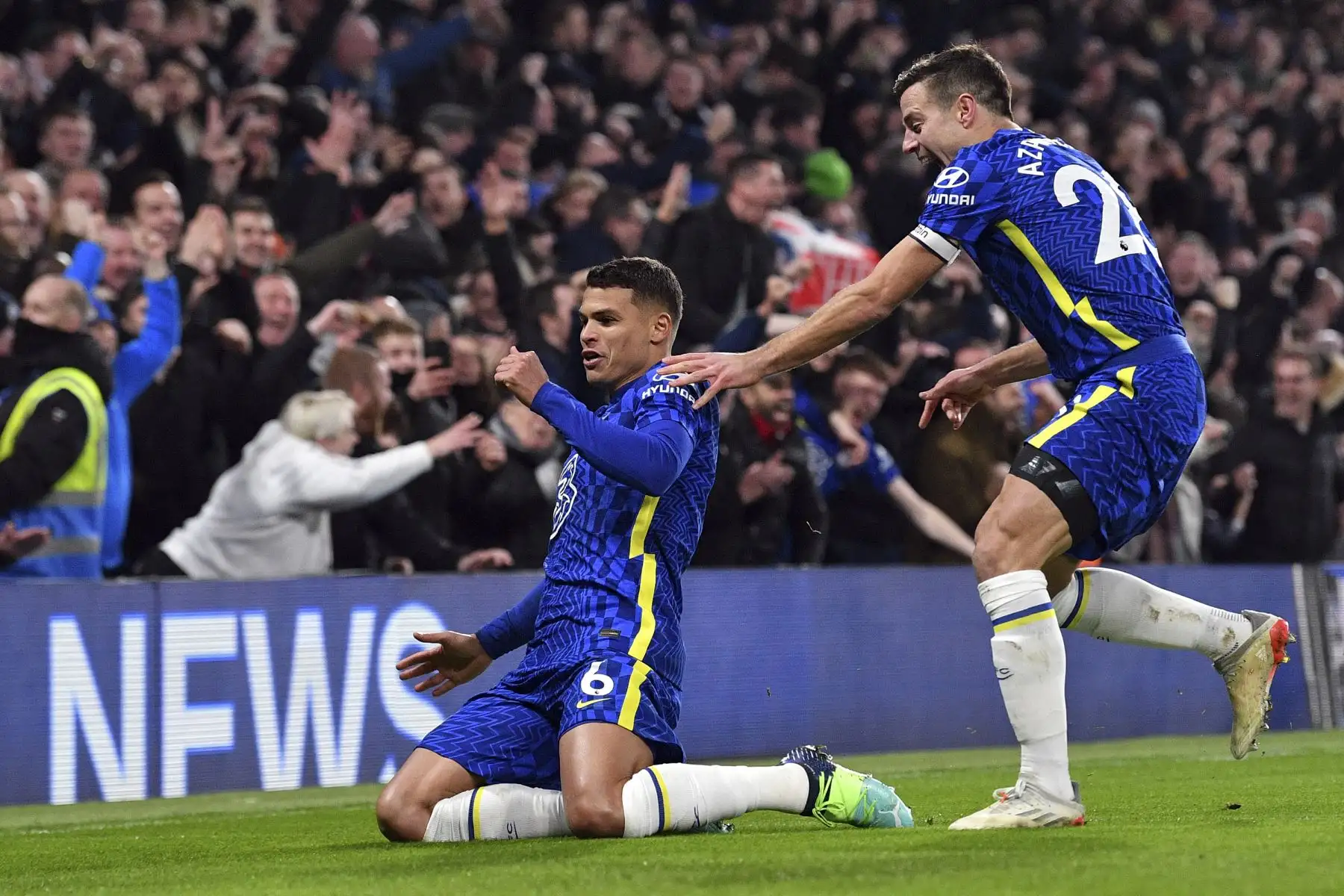 El defensa brasileño del Chelsea, Thiago Silva, celebra después de marcar el segundo gol ante el Tottenham durante el partido de la Premier League. Foto: AFP
