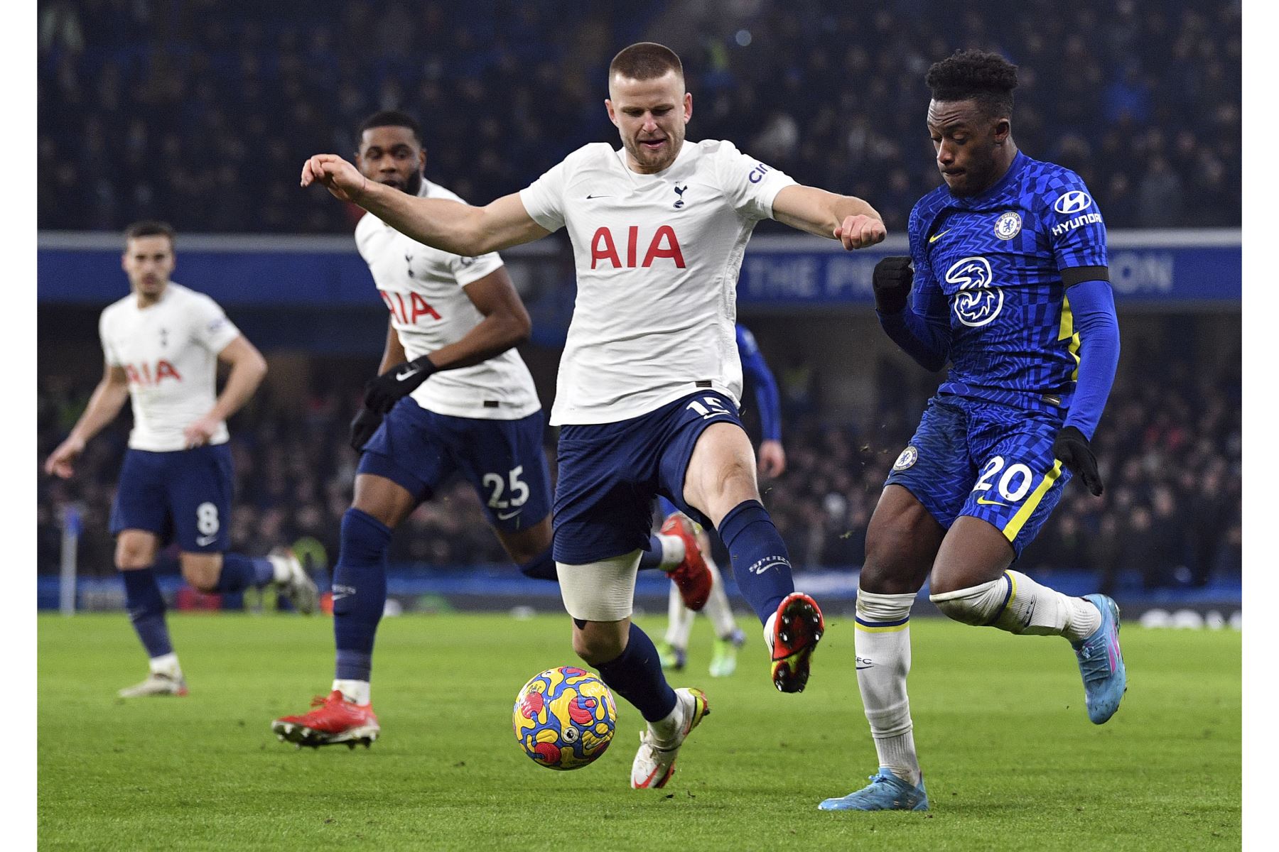 El defensor inglés del Tottenham Hotspur, Eric Dier, disputa el balón con el mediocampista inglés del Chelsea, Callum Hudson-Odoi, durante el partido de la Premier League. Foto: AFP
