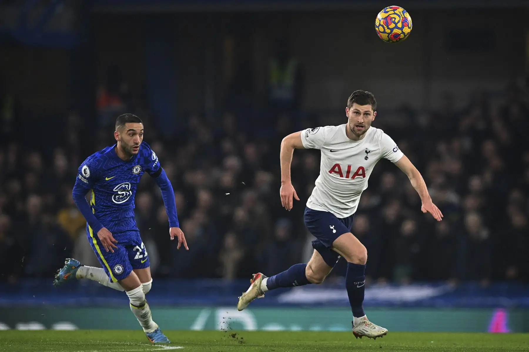 El centrocampista marroquí del Chelsea, Hakim Ziyech, disputa el balón con Ben Davies del Tottenham Hotspur, durante el partido de la Premier League. Foto: AFP
