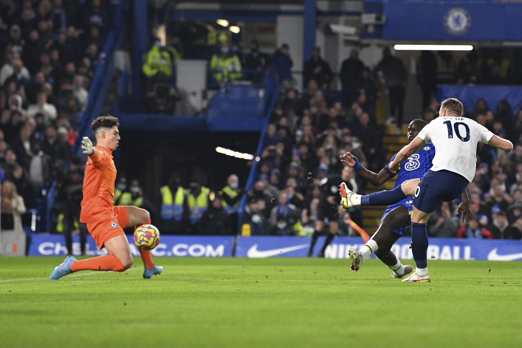 El delantero inglés del Tottenham Hotspur, Harry Kane, dispara contra la portería del arquero español del Chelsea, Kepa Arrizabalaga, pero se descarta durante el partido la Premier League. Foto: AFP