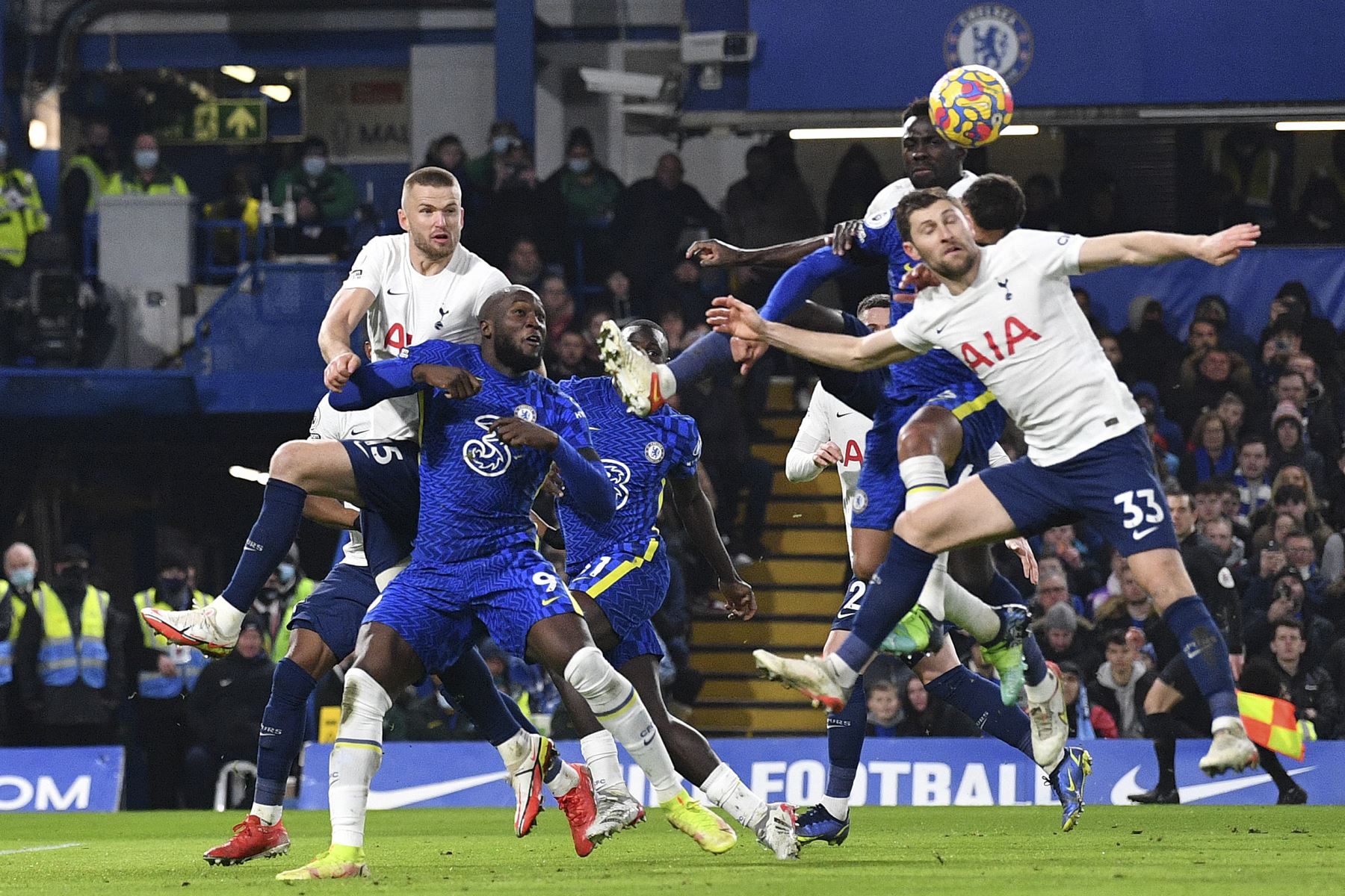 [Seleccionar] Romelu Lukaku del Chelsea intenta cabecear el balón durante partido frente al Tottenham por la Premier League. Foto: AFP