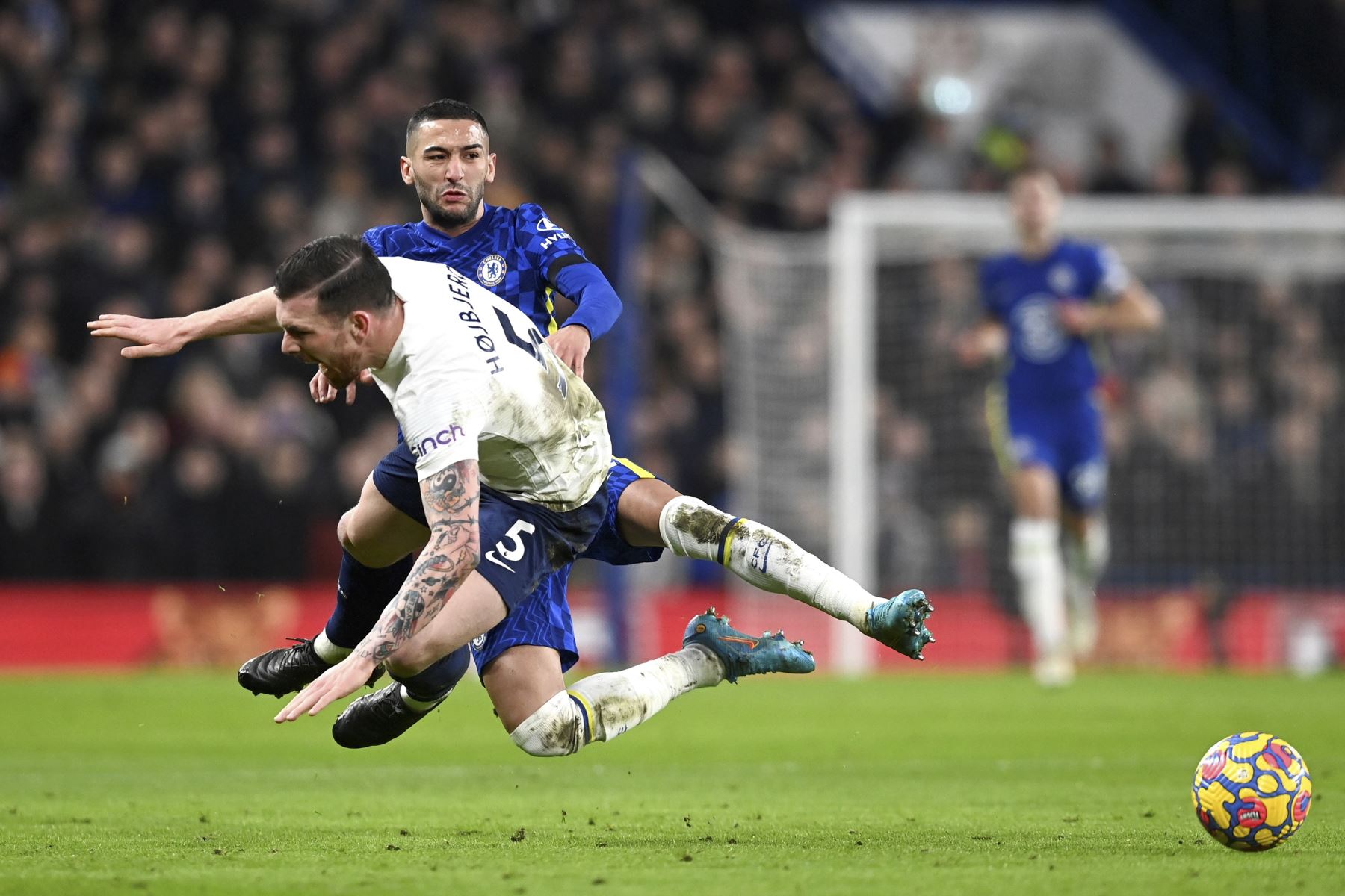 Hakim Ziyech del Chelsea en acción contra Pierre-Emile Hojbjerg del Tottenham durante el partido de la Premier League, en el estadio Stamford Bridge. Foto: EFE
