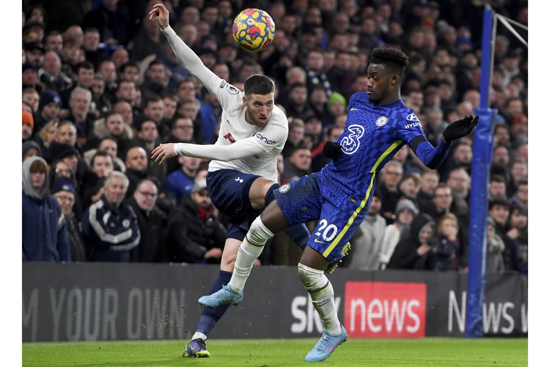 Matt Doherty del Tottenham en acción contra Callum Hudson-Odoi del Chelsea durante el partido de la Premier League. Foto: EFE