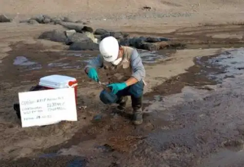 Toma de muestras tras derrame de petróleo en el mar de Ventanilla, en el Callao. Foto: ANDINA/Difusión