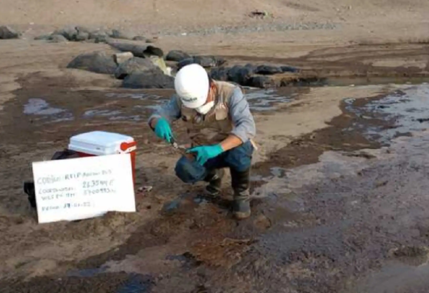 Toma de muestras tras derrame de petróleo en el mar de Ventanilla, en el Callao. Foto: ANDINA/Difusión