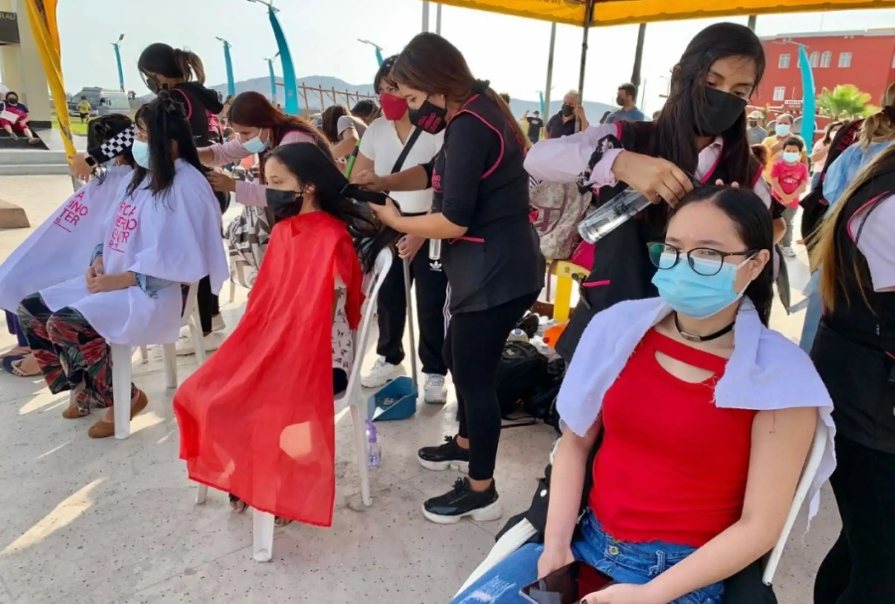 En la ciudad de Chimbote, barberías y la sociedad civil organizada, así como algunas instituciones públicas se sumaron a la iniciativa de recolección de cabello con la finalidad de contribuir a la limpieza del mar peruano tras el derrame de petróleo ocurrido en Ventanilla.