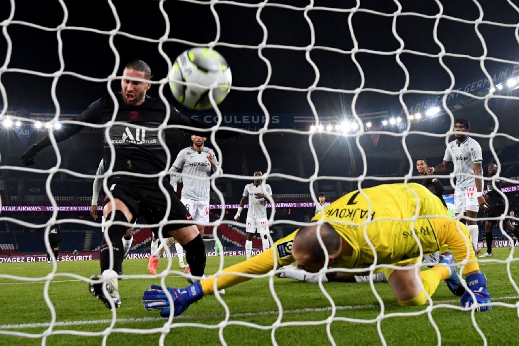 Con primer gol de Ramos en Francia, PSG gana al Reims en regreso de Messi