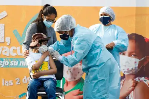 Paolo, de 9 años, es el primer niño vacunado contra la covid-19. Foto: ANDINA/PCM.
