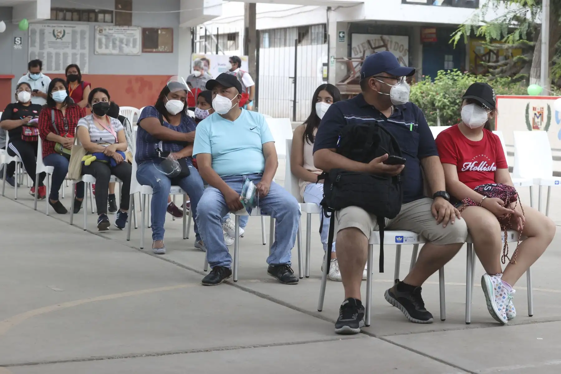 En Lima y Callao inició la vacunación contra la covid-19, para niños de 5 a 11 años con comorbilidades e inmunosupresión, y los de 10 a 11 años, en el colegio Carlos Mariategui, en el Agustino. La jornada se realiza en 49 colegios, 9 hospitales y espacios diferenciados en los 76 centros de vacunación. Foto: ANDINA/Vidal Tarqui.