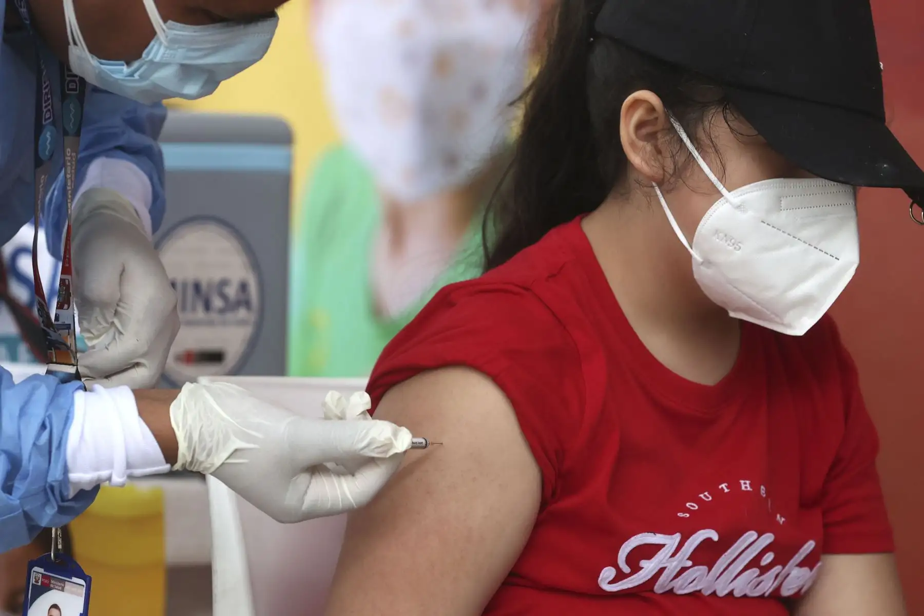 En Lima y Callao inició la vacunación contra la covid-19, para niños de 5 a 11 años con comorbilidades e inmunosupresión, y los de 10 a 11 años, en el colegio Carlos Mariategui, en el Agustino. La jornada se realiza en 49 colegios, 9 hospitales y espacios diferenciados en los 76 centros de vacunación. Foto: ANDINA/Vidal Tarqui.