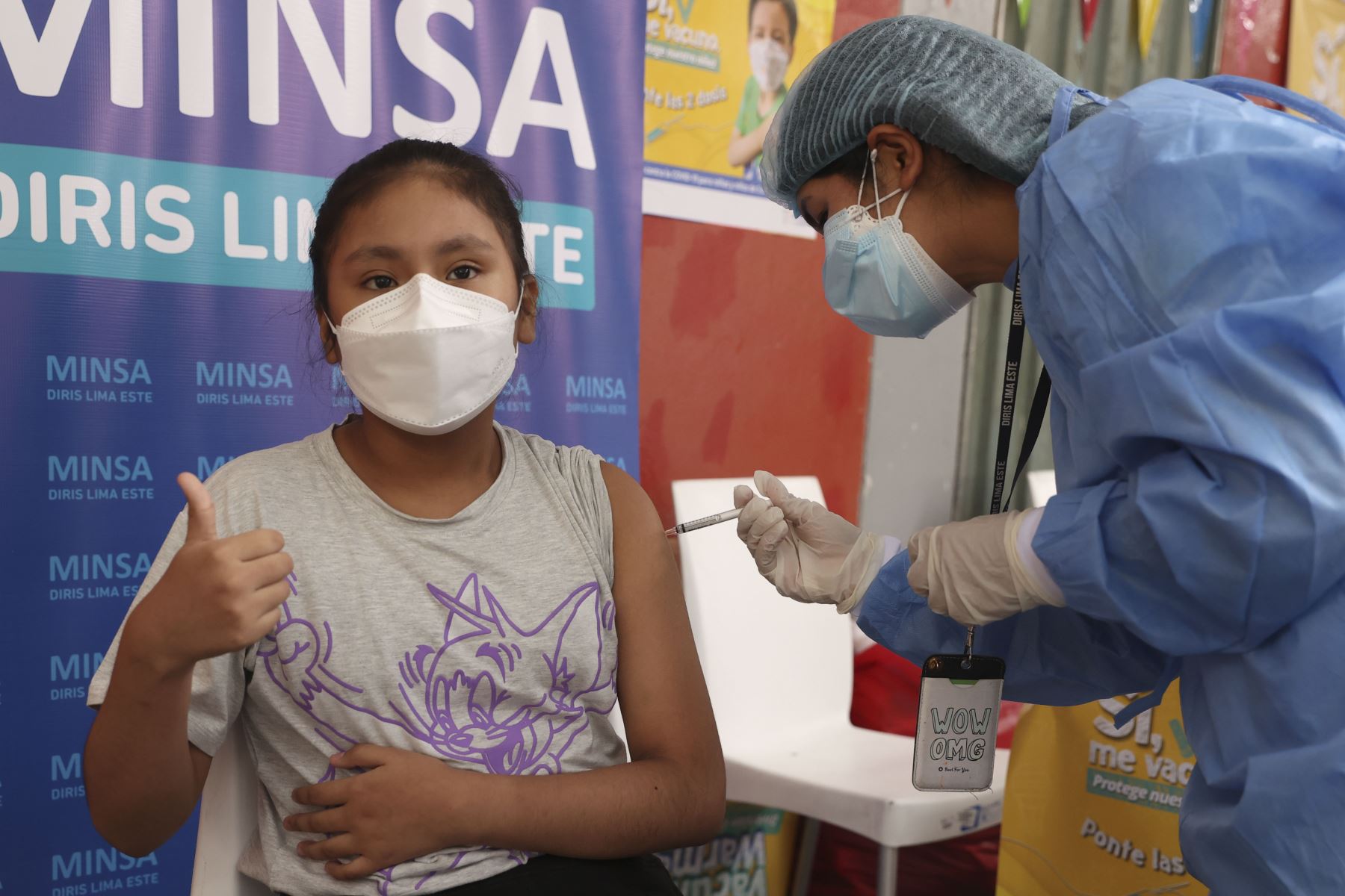 En Lima y Callao inició la vacunación contra la covid-19, para niños de 5 a 11 años con comorbilidades e inmunosupresión, y los de 10 a 11 años, en el colegio Carlos Mariategui, en el Agustino. La jornada se realiza en 49 colegios, 9 hospitales y espacios diferenciados en los 76 centros de vacunación. Foto: ANDINA/Vidal Tarqui.