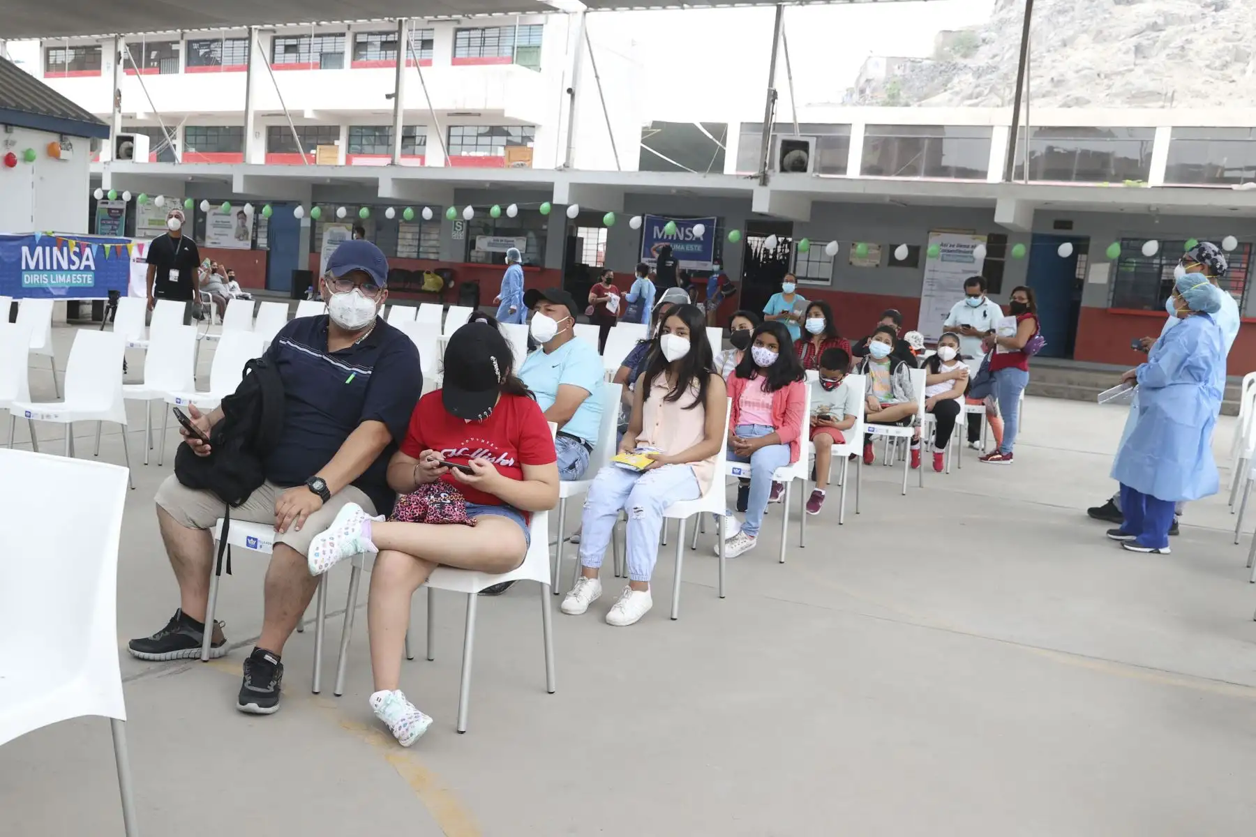 Niños acompañados por sus padres esperan para vacunarse contra covid-19, acompañados por sus padres o tutores. Se han tomado todas las medidas de bioseguridad para proteger a los menores de 11 años con comorbilidades y los de 10 y 11 de edad. Foto: ANDINA/Vidal Tarqui.