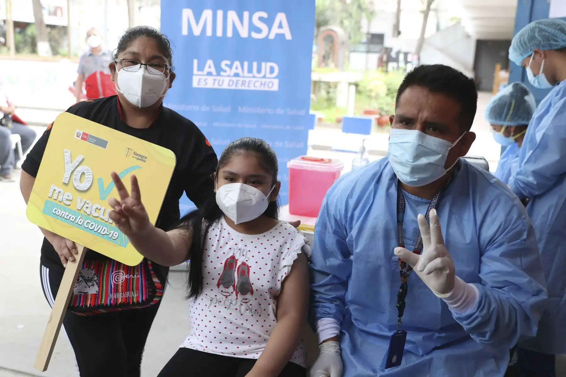 Desde muy temprano, niños de 10 y 11 años, así como los menores de 5 a 11 años con comorbilidades, acuden a vacunarse contra la covid-19. Todos llegan acompañados por su padres o tutores, quienes presentan el Formato de Consentimiento requerido para la inoculación a menores.  Foto: ANDINA/Vidal Tarqui.