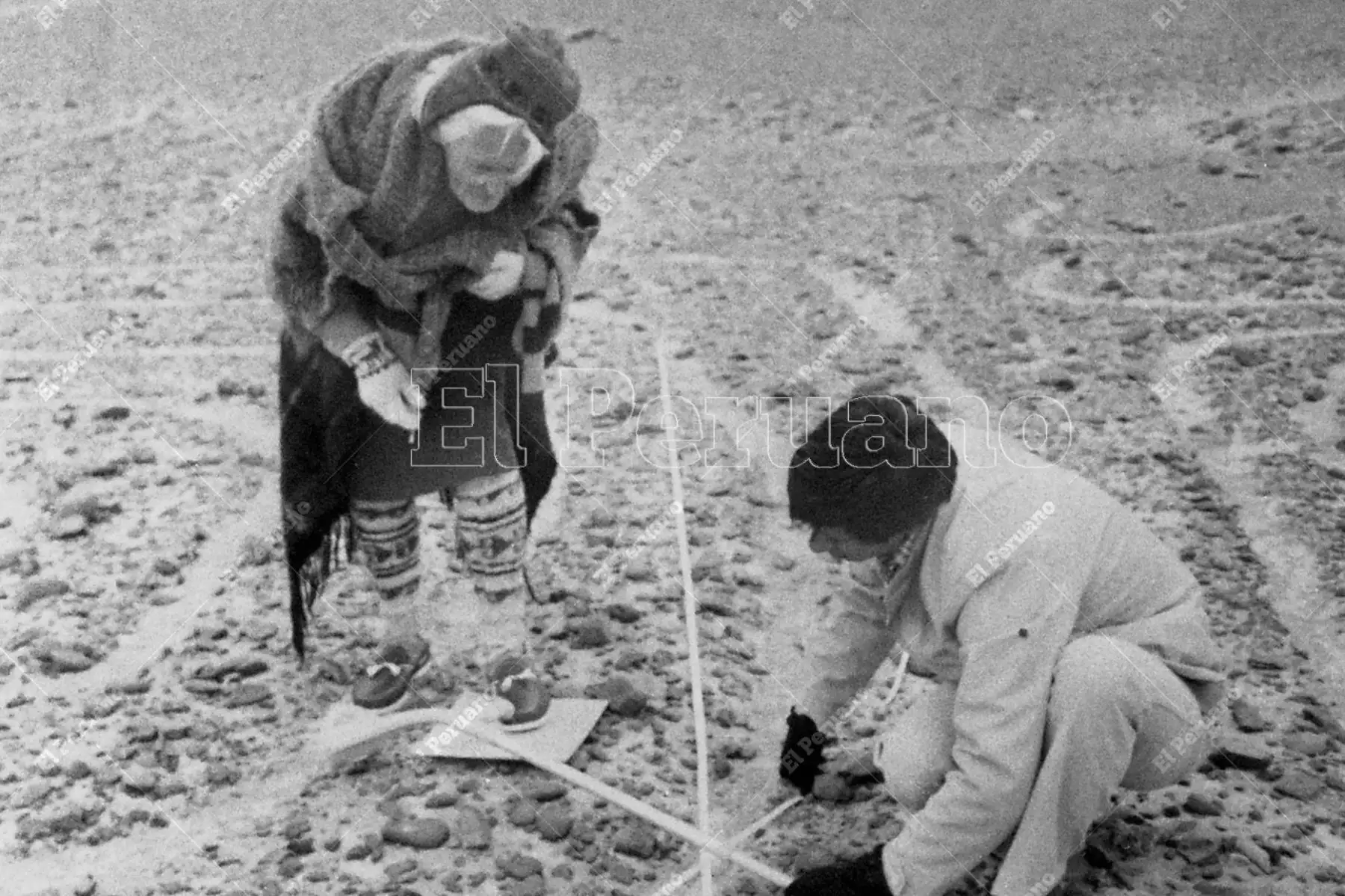 Doctora María Reiche en plenos estudios de las líneas de Nazca. La matemática alemana dedicó su vida a la investigación y conservación de las formas geométricas. Foto: Archivo Histórico de El Peruano