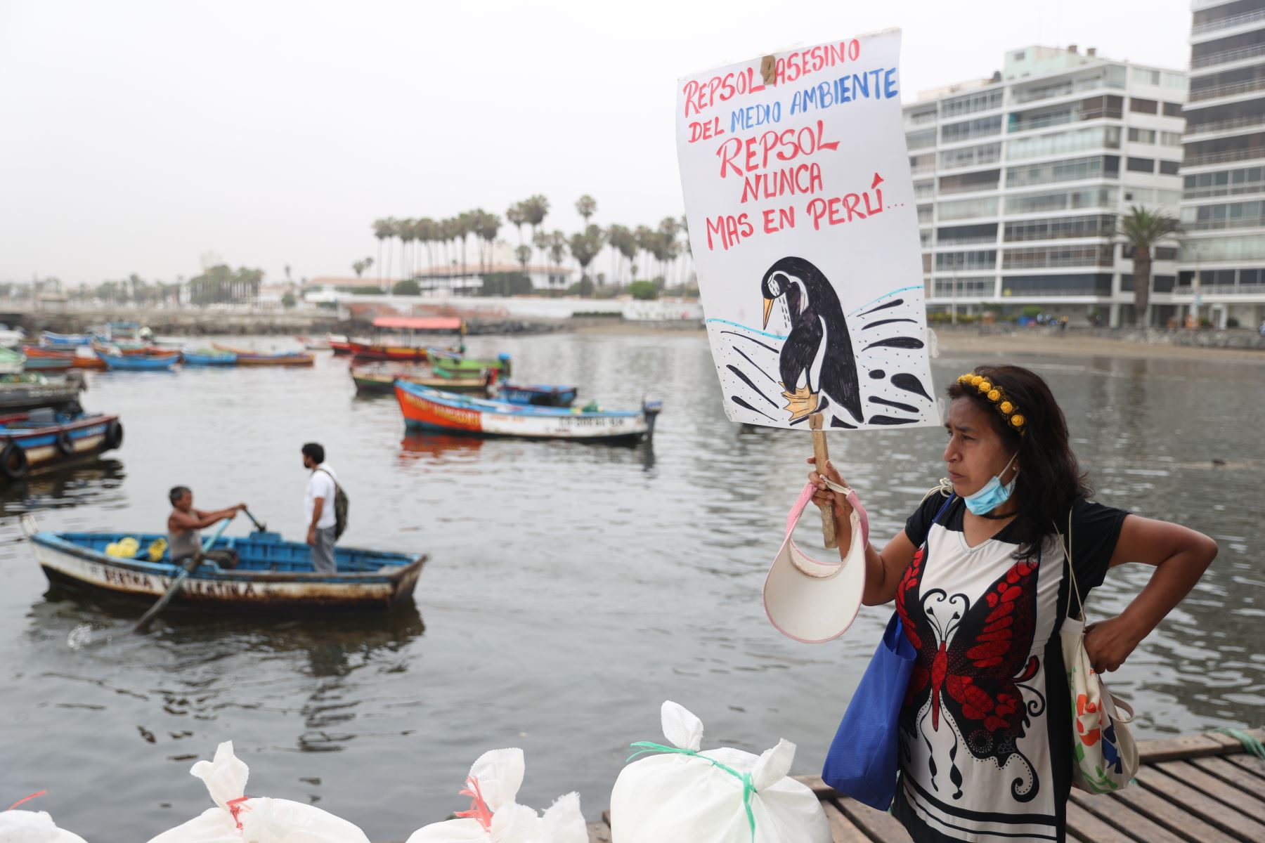 Una pobladora de Ancón protesta por el derrame de petróleo que afectó a pescadores. Foto: ANDINA/Jhonel Rodríguez Robles