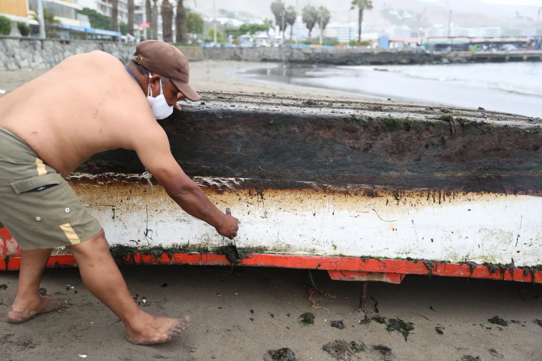 La limpieza resulta un gasto extra para los pescadores porque tiene que gastar en gasolina y tiner para retirar el petróleo de sus embarcaciones. Foto: ANDINA/Jhonel Rodríguez Robles