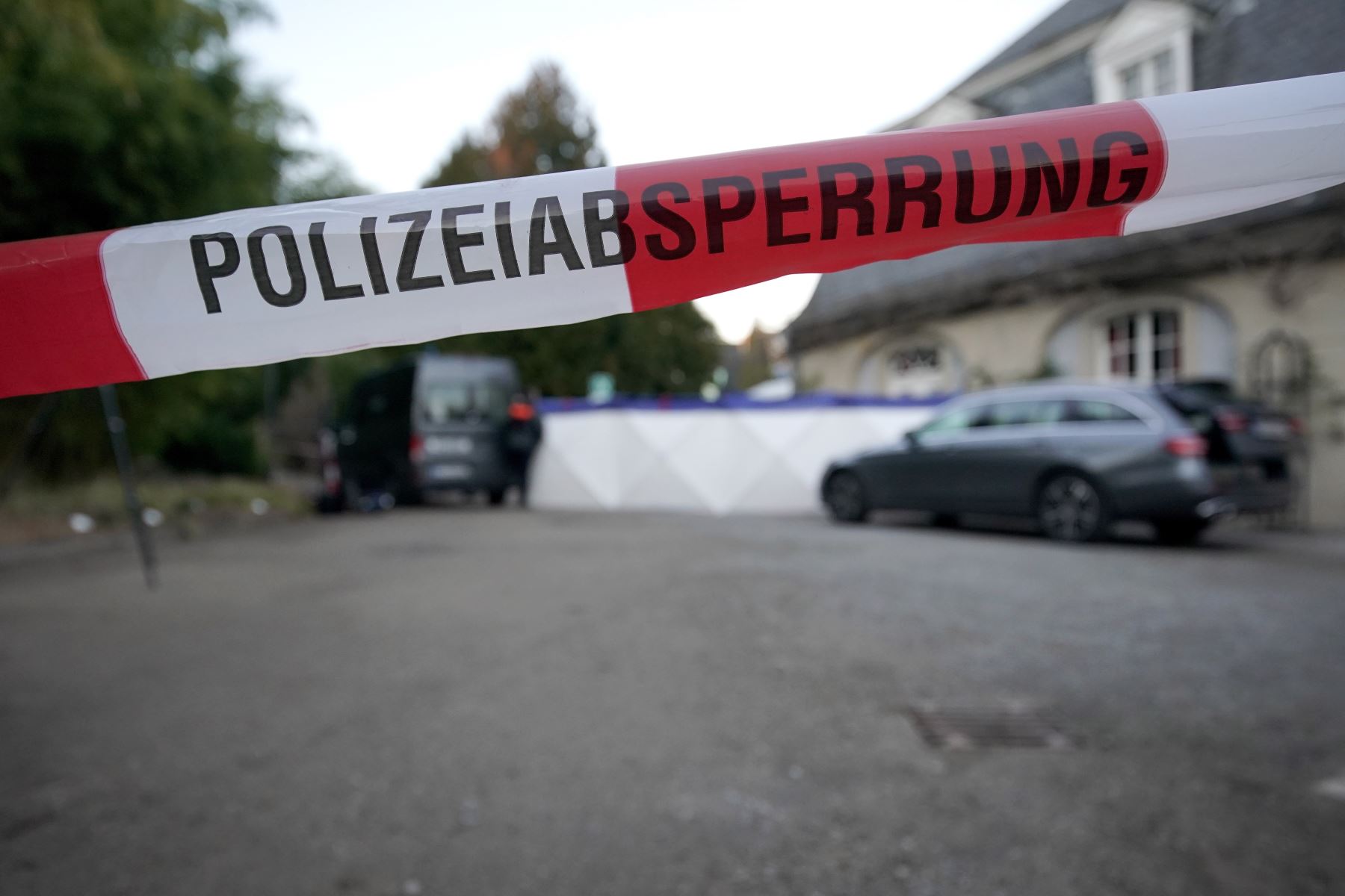 Perímetro policial de la escena del crimen en la Universidad de Heidelberg: un mujer murió de un disparo en la cabeza y otras tres personas resultaron heridas. Foto: EFE