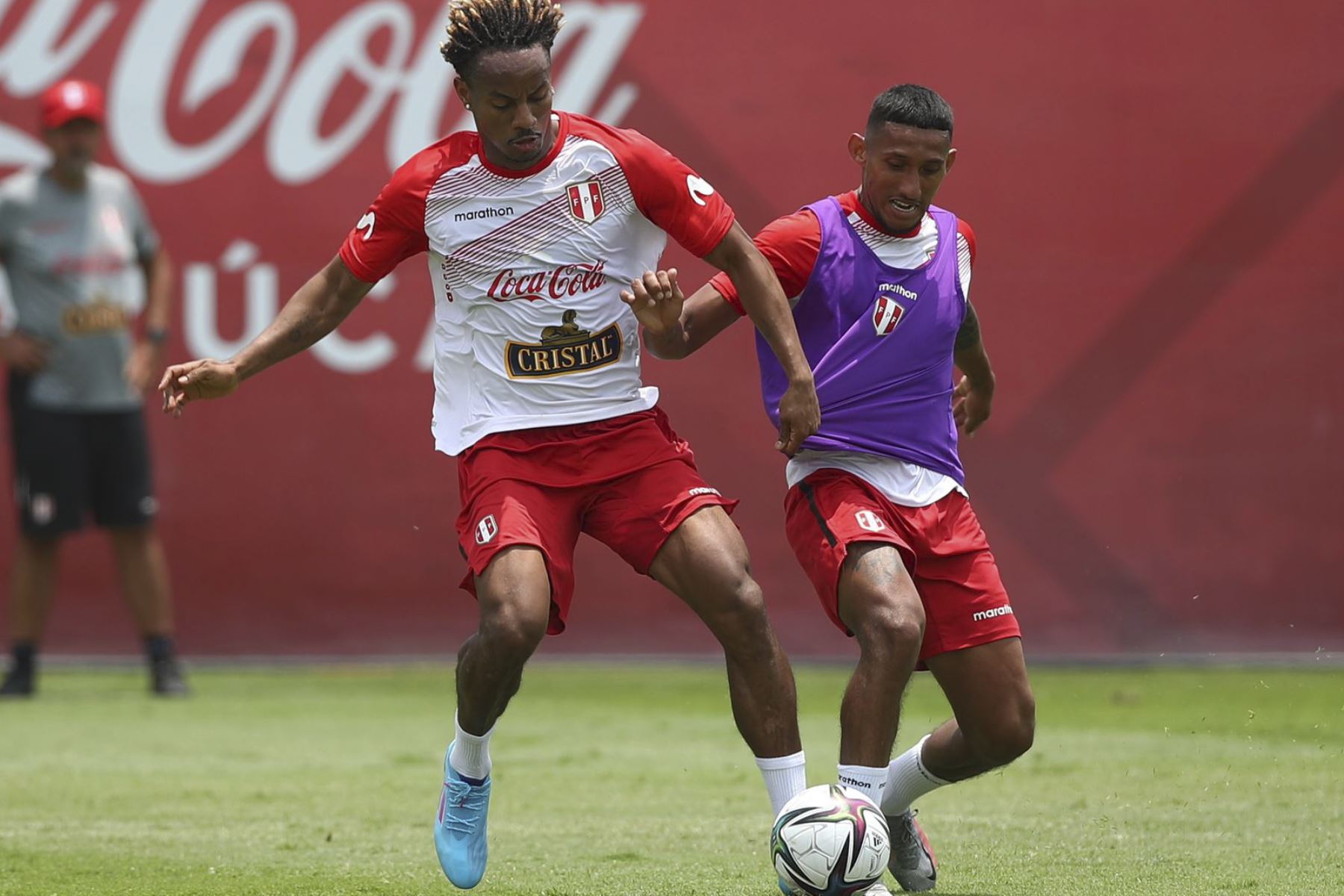 A dos días del viaje a Barranquilla, la Selección Peruana sumó una nueva jornada entrenamientos con la mayoría de los futbolistas convocados para la próxima fecha doble de Clasificatorias Sudamericanas al Mundial de Qatar 2022.
Foto: ANDINA/FPF