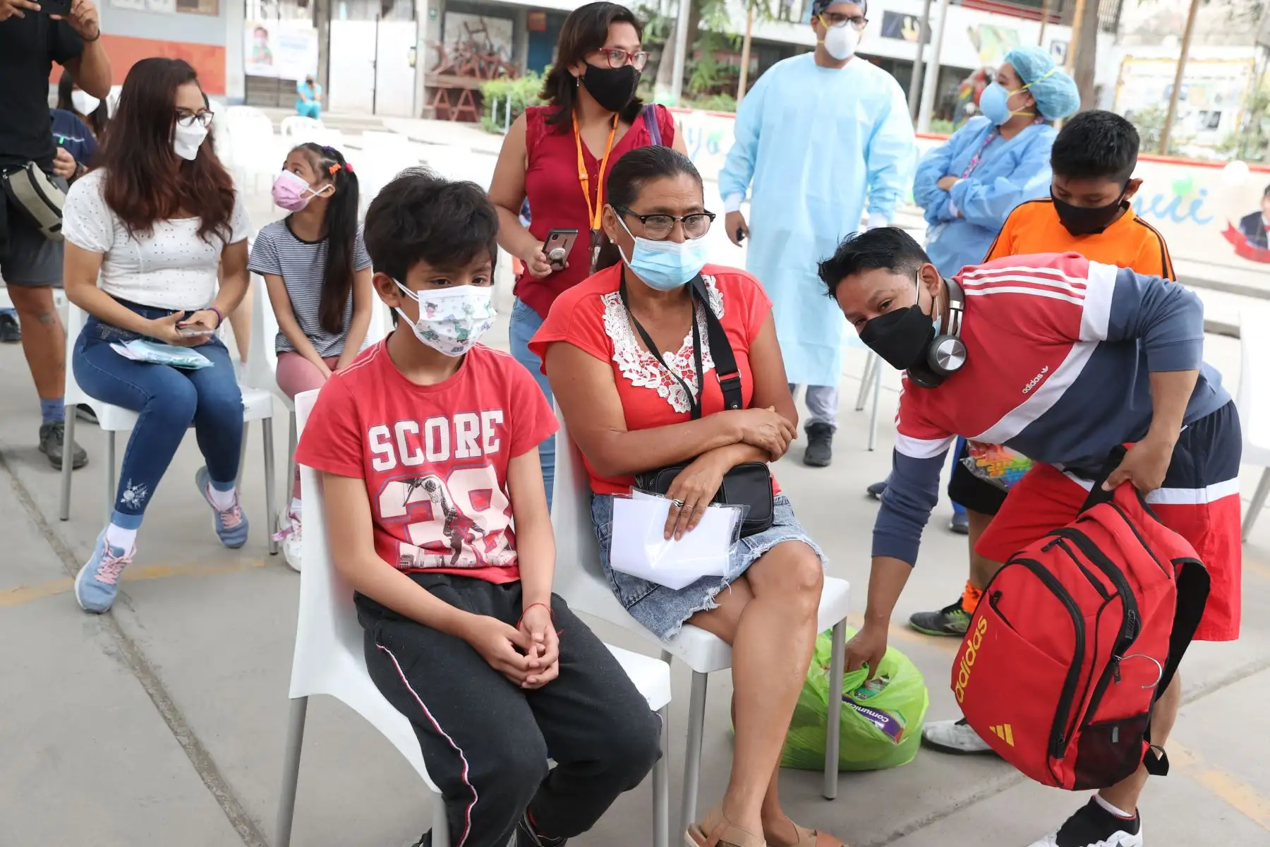 Inició la vacunación contra la Covid-19 para niños de 10 a 11 años y de 5 a 11 años con comorbilidades e inmunosupresión en el colegio Carlos Mariátegui en el Agustino. Foto: ANDINA/Vidal Tarqui