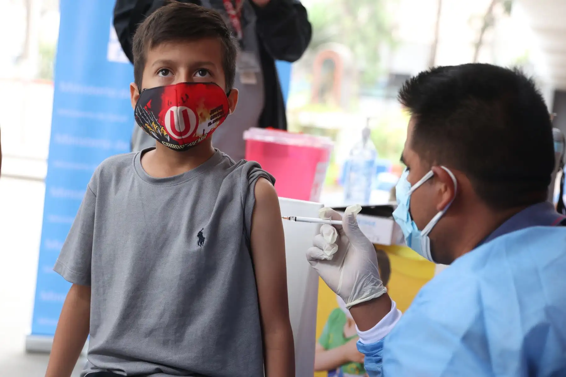 Inició la vacunación contra la Covid-19 para niños de 10 a 11 años y de 5 a 11 años con comorbilidades e inmunosupresión en el colegio Carlos Mariátegui en el Agustino. Foto: ANDINA/Vidal Tarqui