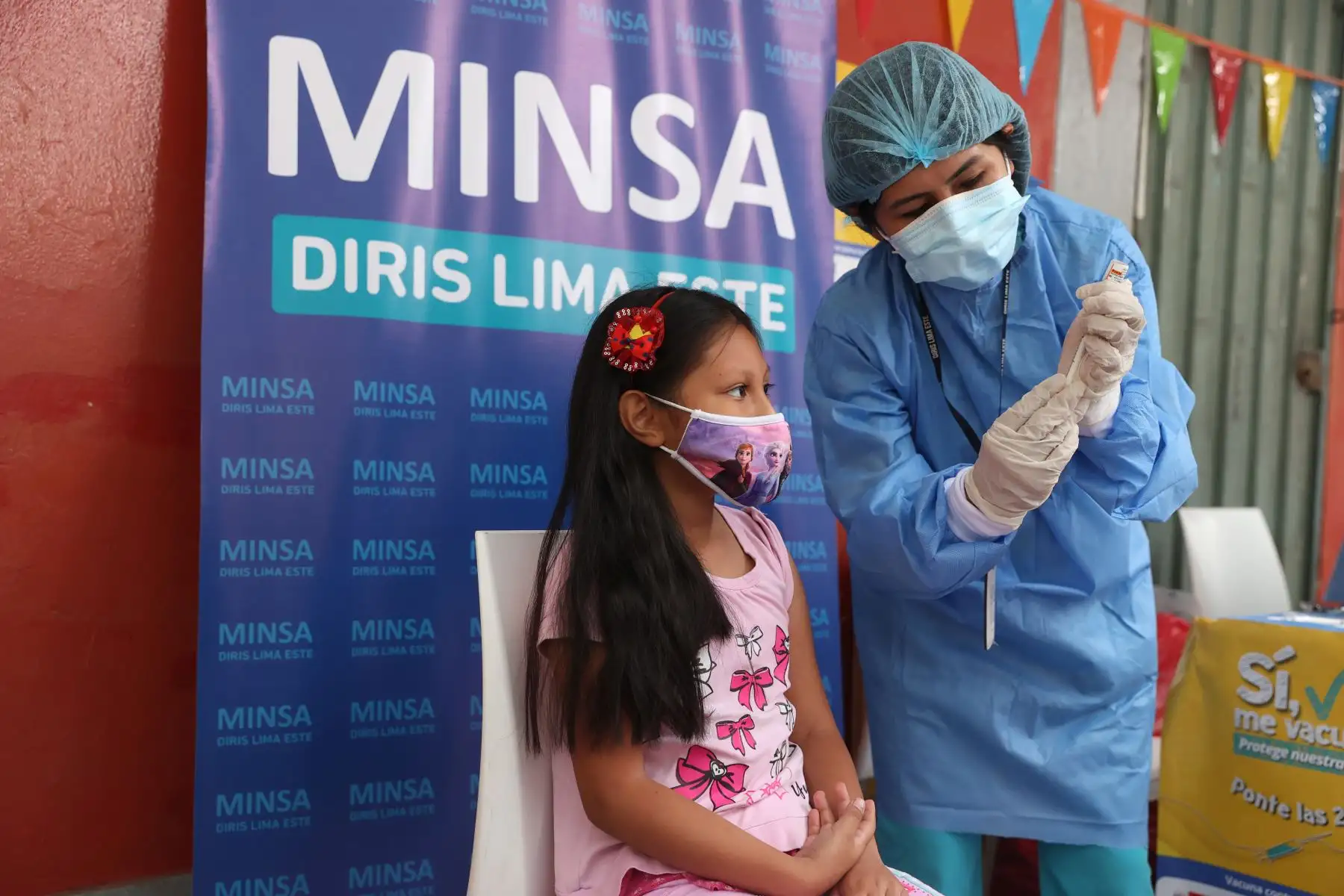 Inició la vacunación contra la Covid-19 para niños de 10 a 11 años y de 5 a 11 años con comorbilidades e inmunosupresión en el colegio Carlos Mariátegui en el Agustino. Foto: ANDINA/Vidal Tarqui