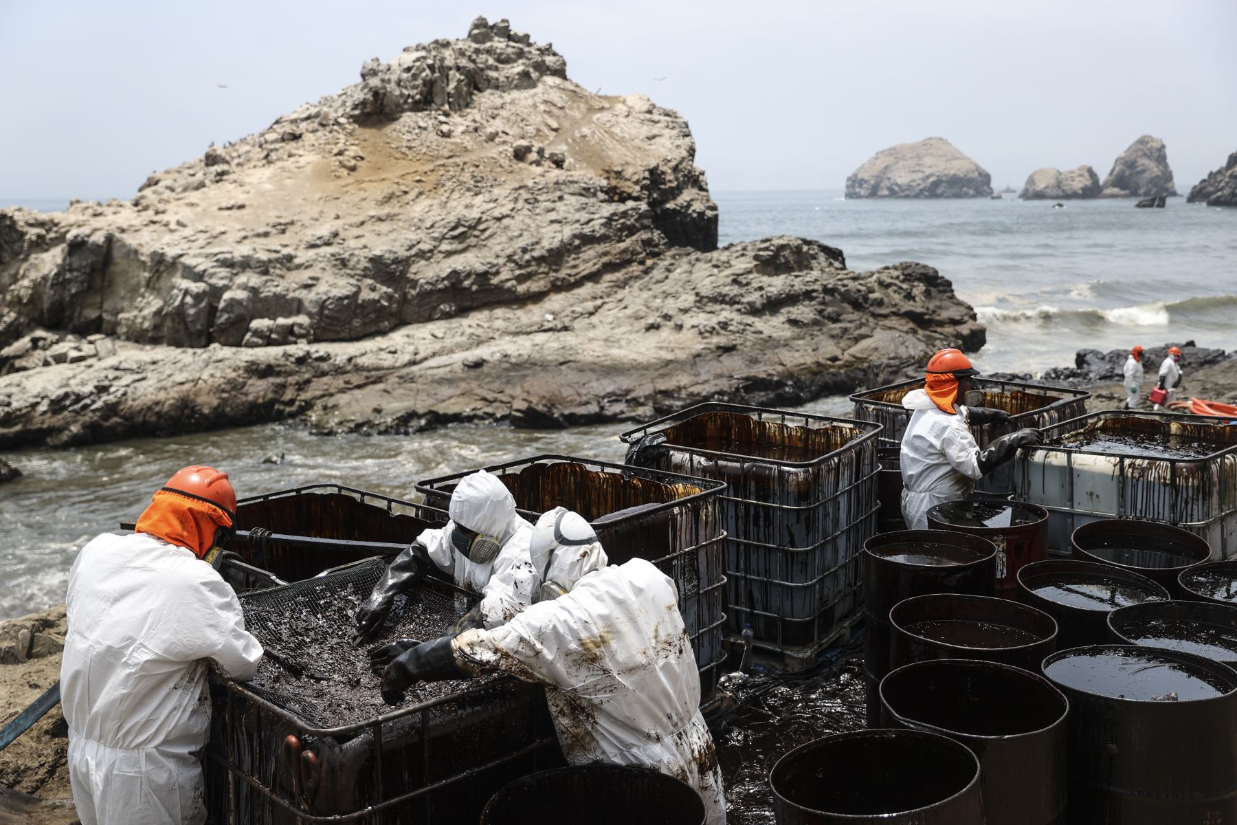 Grandes cantidades de petróleo son extraídas desde las orillas de la playa Cavero en Ventanilla. Foto: ANDINA/Jhonel Rodríguez Robles