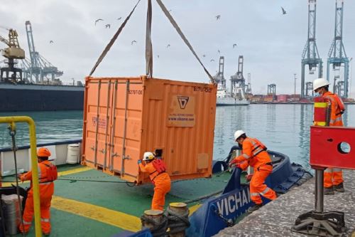 Colaboración de Petroperú con equipos especializados para contener el derrame de petróleo en el mar frente a playas de Ventanilla. Foto: Cortesía.
