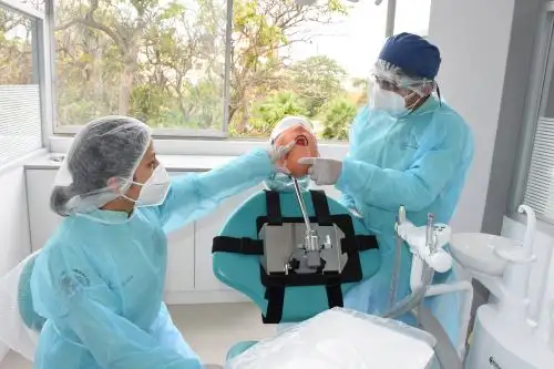 Estudiantes de la Facultad de Odontología de la Universidad San Marcos reanudaron hoy, luego de dos años, sus clases prácticas presenciales en laboratorios. Foto: UNMSM