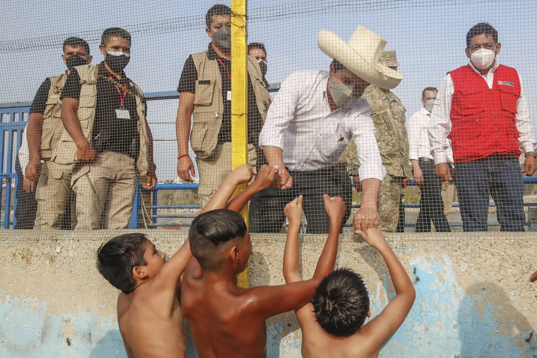 El presidente de la República, Pedro Castillo Terrones, visitó el terminal pesquero de Chorrillos donde sostuvo una reunión con representantes de gremios de pescadores artesanales donde manifestó su preocupación por el desastre ecológico producido por el derrame de petróleo en el litoral de Ventanilla, además de hacer un llamado al trabajo en conjunto entre los pescadores artesanales y el gobierno para lograr la formalización. Foto: ANDINA/Presidencia Perú