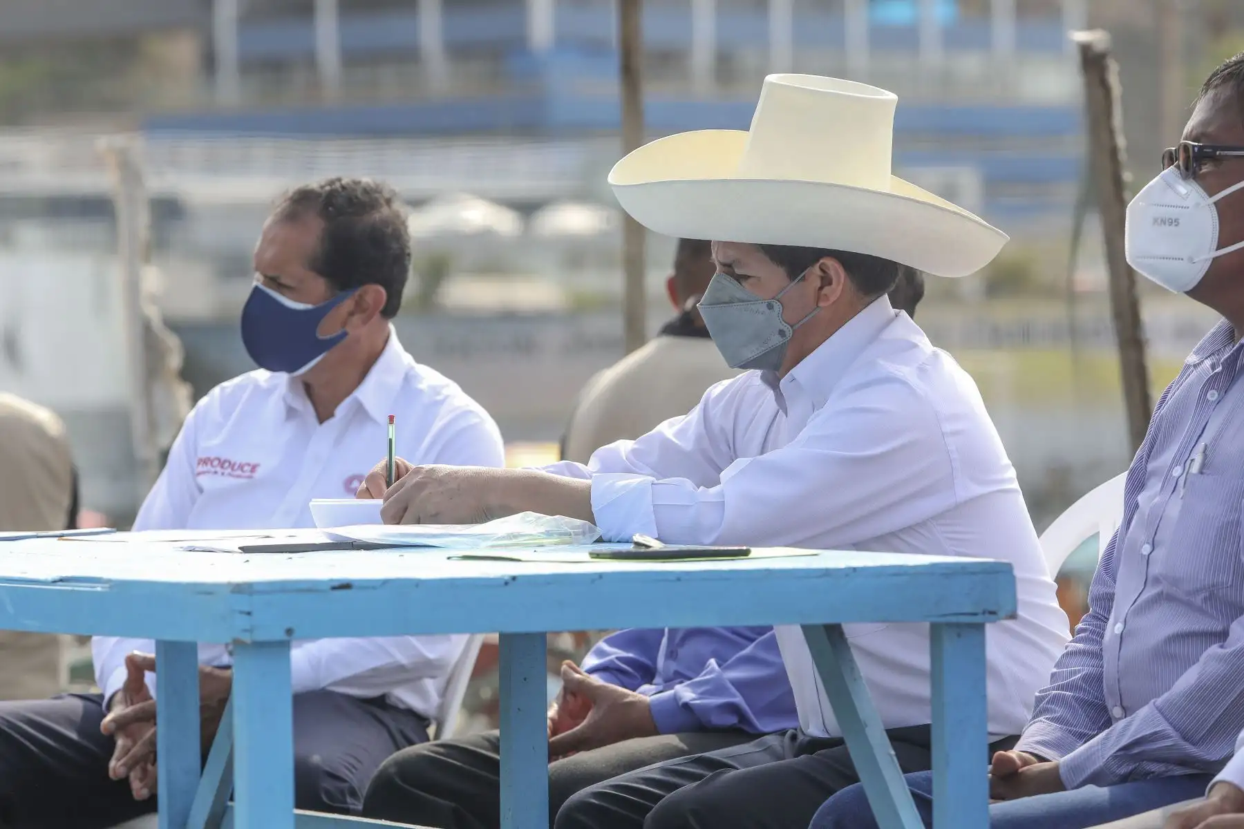 El presidente de la República, Pedro Castillo Terrones, visitó el terminal pesquero de Chorrillos donde sostuvo una reunión con representantes de gremios de pescadores artesanales donde manifestó su preocupación por el desastre ecológico producido por el derrame de petróleo en el litoral de Ventanilla, además de hacer un llamado al trabajo en conjunto entre los pescadores artesanales y el gobierno para lograr la formalización. Foto: ANDINA/Presidencia Perú