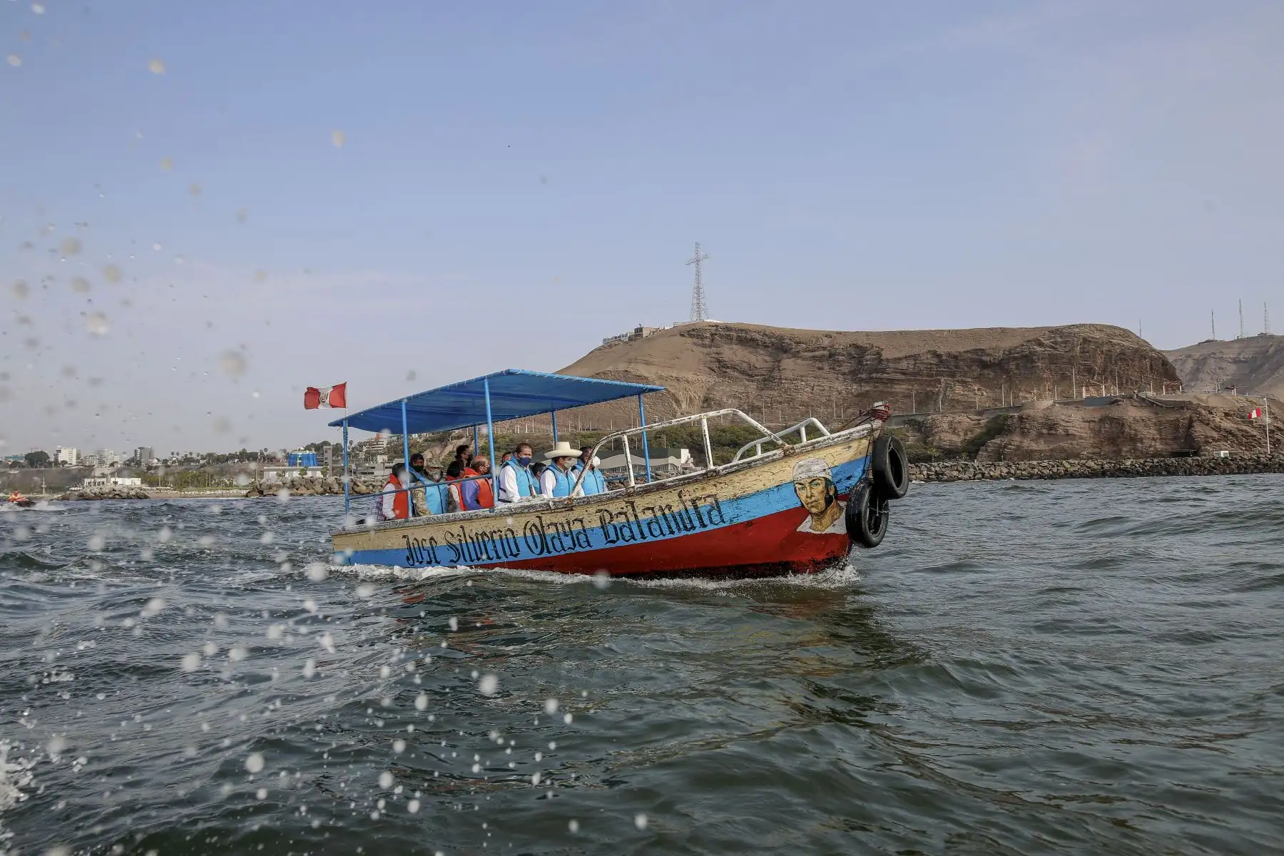 El presidente de la República, Pedro Castillo Terrones, visitó el terminal pesquero de Chorrillos donde sostuvo una reunión con representantes de gremios de pescadores artesanales donde manifestó su preocupación por el desastre ecológico producido por el derrame de petróleo en el litoral de Ventanilla, además de hacer un llamado al trabajo en conjunto entre los pescadores artesanales y el gobierno para lograr la formalización. Foto: ANDINA/Presidencia Perú