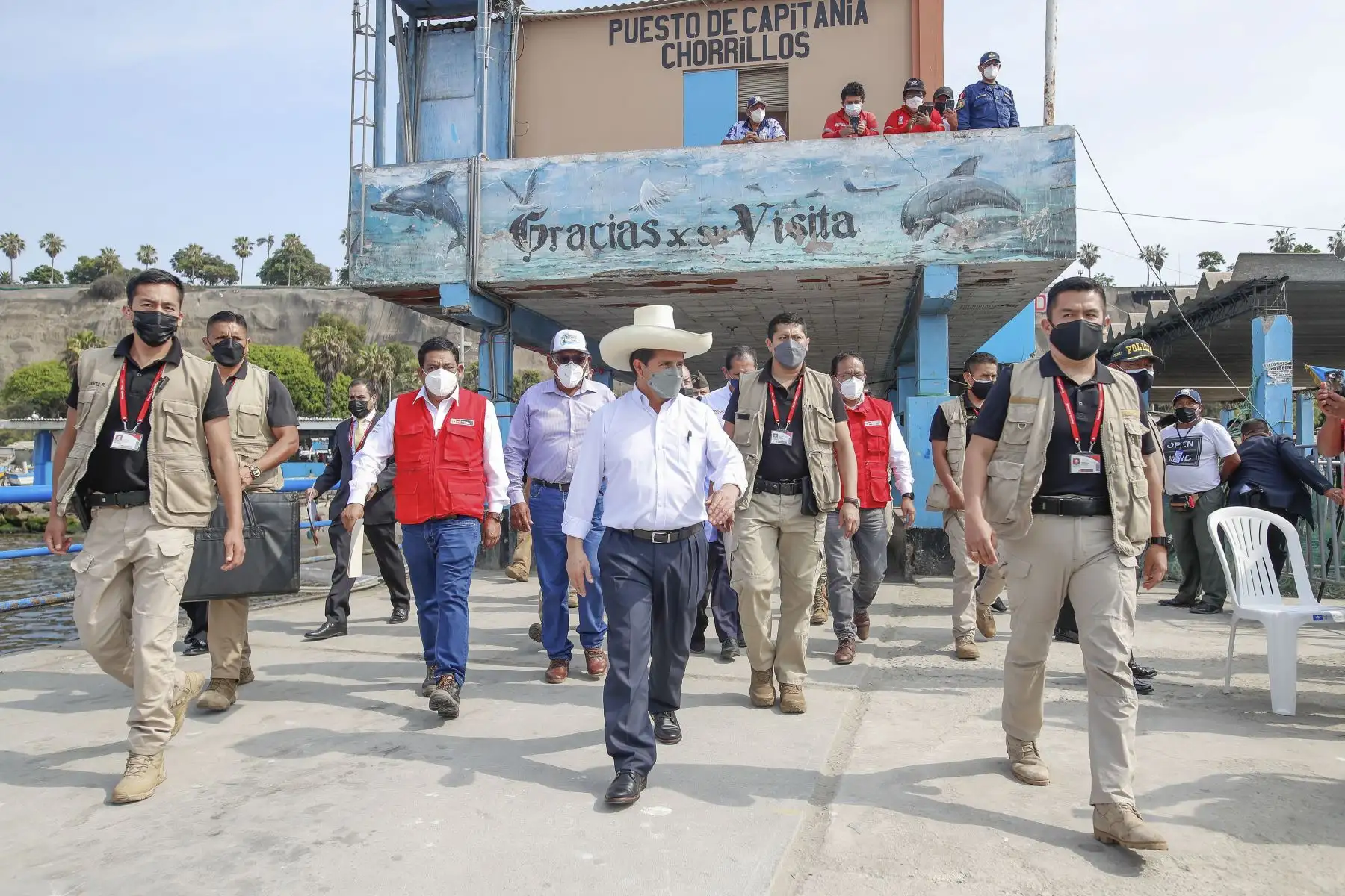 El presidente de la República, Pedro Castillo Terrones, visitó el terminal pesquero de Chorrillos donde sostuvo una reunión con representantes de gremios de pescadores artesanales donde manifestó su preocupación por el desastre ecológico producido por el derrame de petróleo en el litoral de Ventanilla, además de hacer un llamado al trabajo en conjunto entre los pescadores artesanales y el gobierno para lograr la formalización. Foto: ANDINA/Presidencia Perú