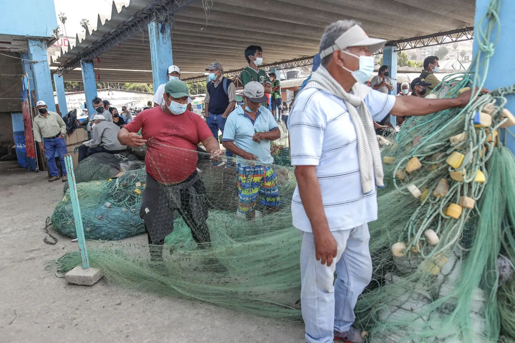 El presidente de la República, Pedro Castillo Terrones, visitó el terminal pesquero de Chorrillos donde sostuvo una reunión con representantes de gremios de pescadores artesanales donde manifestó su preocupación por el desastre ecológico producido por el derrame de petróleo en el litoral de Ventanilla, además de hacer un llamado al trabajo en conjunto entre los pescadores artesanales y el gobierno para lograr la formalización. Foto: ANDINA/Presidencia Perú