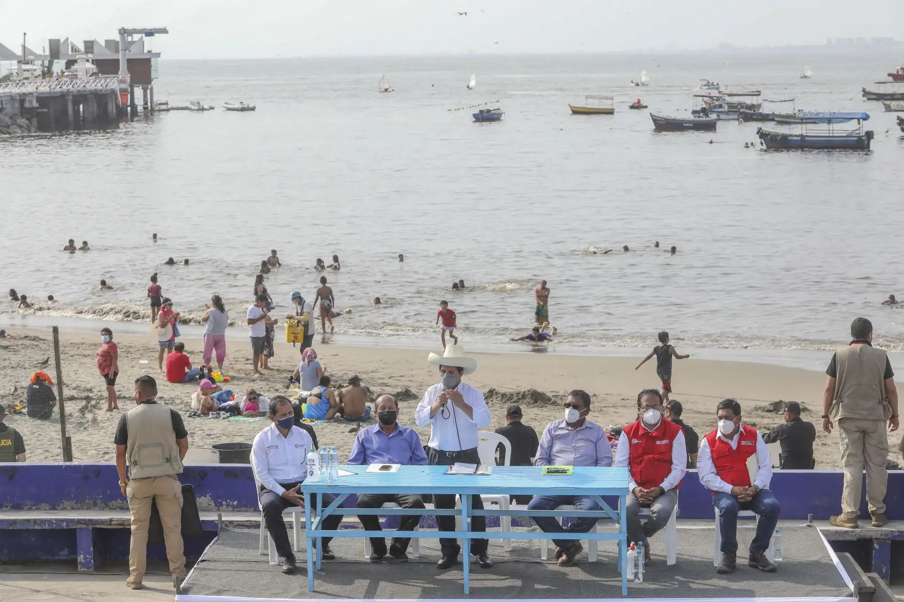 El presidente de la República, Pedro Castillo Terrones, visitó el terminal pesquero de Chorrillos donde sostuvo una reunión con representantes de gremios de pescadores artesanales donde manifestó su preocupación por el desastre ecológico producido por el derrame de petróleo en el litoral de Ventanilla, además de hacer un llamado al trabajo en conjunto entre los pescadores artesanales y el gobierno para lograr la formalización. Foto: ANDINA/Presidencia Perú