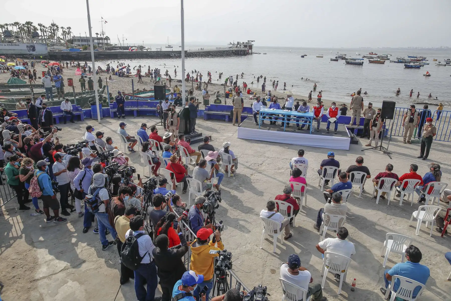 El presidente de la República, Pedro Castillo Terrones, visitó el terminal pesquero de Chorrillos donde sostuvo una reunión con representantes de gremios de pescadores artesanales donde manifestó su preocupación por el desastre ecológico producido por el derrame de petróleo en el litoral de Ventanilla, además de hacer un llamado al trabajo en conjunto entre los pescadores artesanales y el gobierno para lograr la formalización. Foto: ANDINA/Presidencia Perú