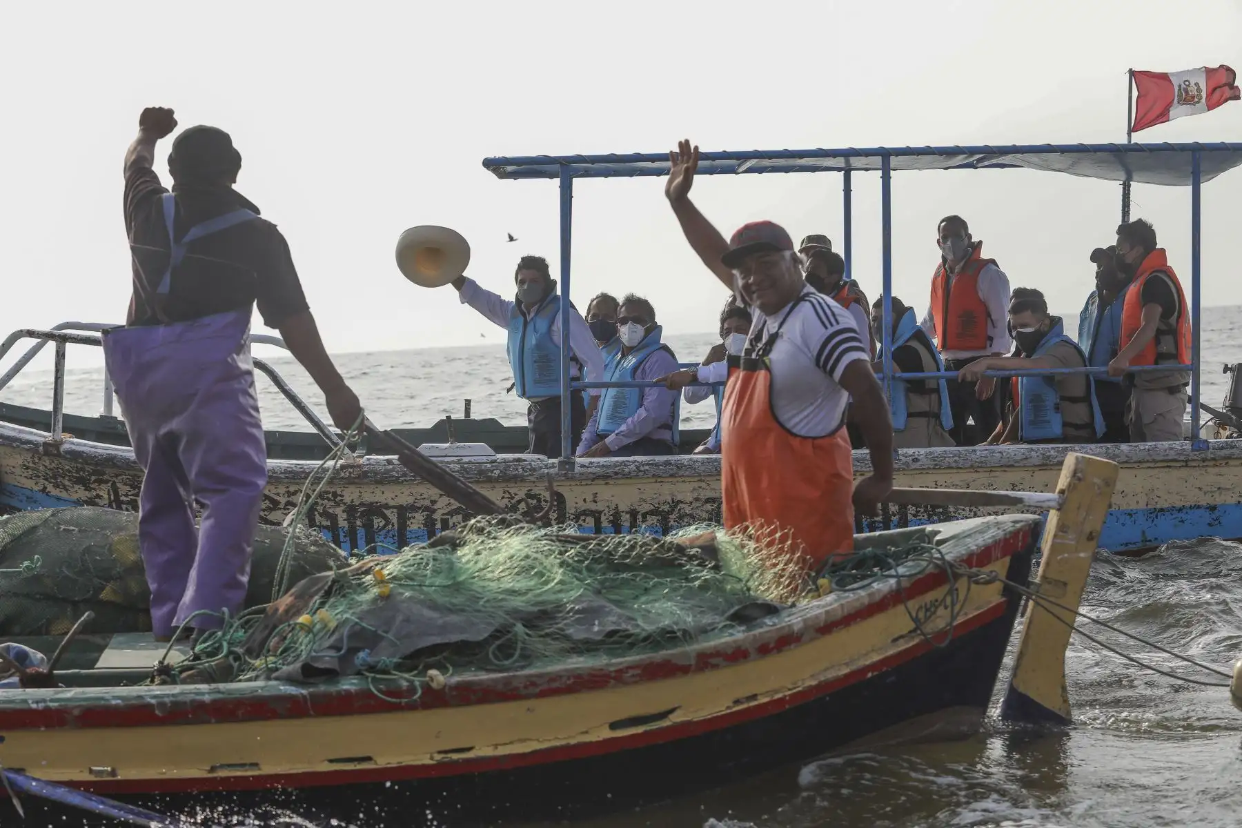 El presidente de la República, Pedro Castillo Terrones, visitó el terminal pesquero de Chorrillos donde sostuvo una reunión con representantes de gremios de pescadores artesanales donde manifestó su preocupación por el desastre ecológico producido por el derrame de petróleo en el litoral de Ventanilla, además de hacer un llamado al trabajo en conjunto entre los pescadores artesanales y el gobierno para lograr la formalización. Foto: ANDINA/Presidencia Perú