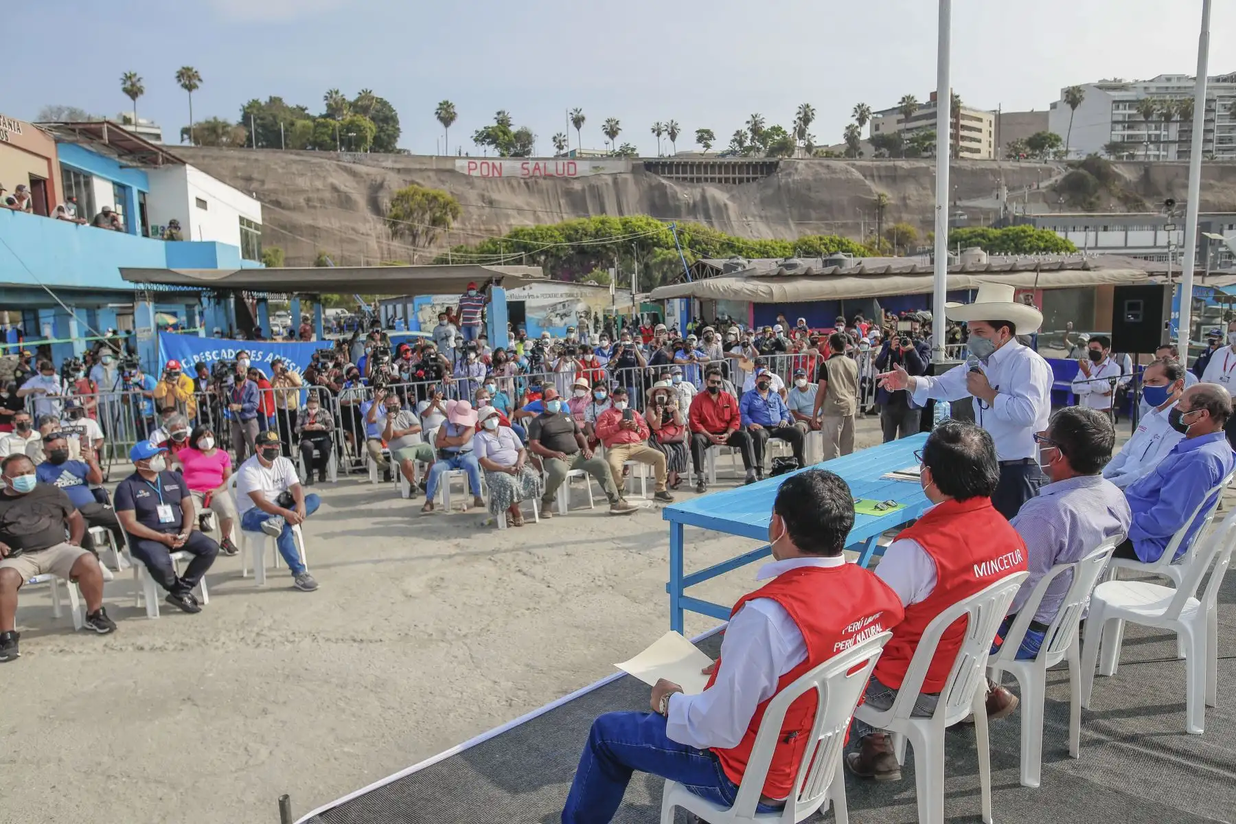 El presidente de la República, Pedro Castillo Terrones, visitó el terminal pesquero de Chorrillos donde sostuvo una reunión con representantes de gremios de pescadores artesanales donde manifestó su preocupación por el desastre ecológico producido por el derrame de petróleo en el litoral de Ventanilla, además de hacer un llamado al trabajo en conjunto entre los pescadores artesanales y el gobierno para lograr la formalización. Foto: ANDINA/Presidencia Perú