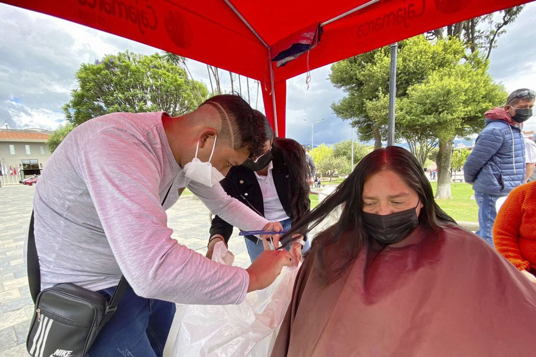 Cruzada para recolectar cabello que será usado para ayudar a remediar el derrame de petróleo en el mar de Ventanilla tuvo una respuesta positiva en Cajamarca. Foto: ANDINA/Cortesía Eduard Lozano