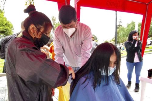 Cruzada para recolectar cabello que será usado para ayudar a remediar el derrame de petróleo en el mar de Ventanilla tuvo una respuesta positiva en Cajamarca. Foto: ANDINA/Cortesía Eduard Lozano